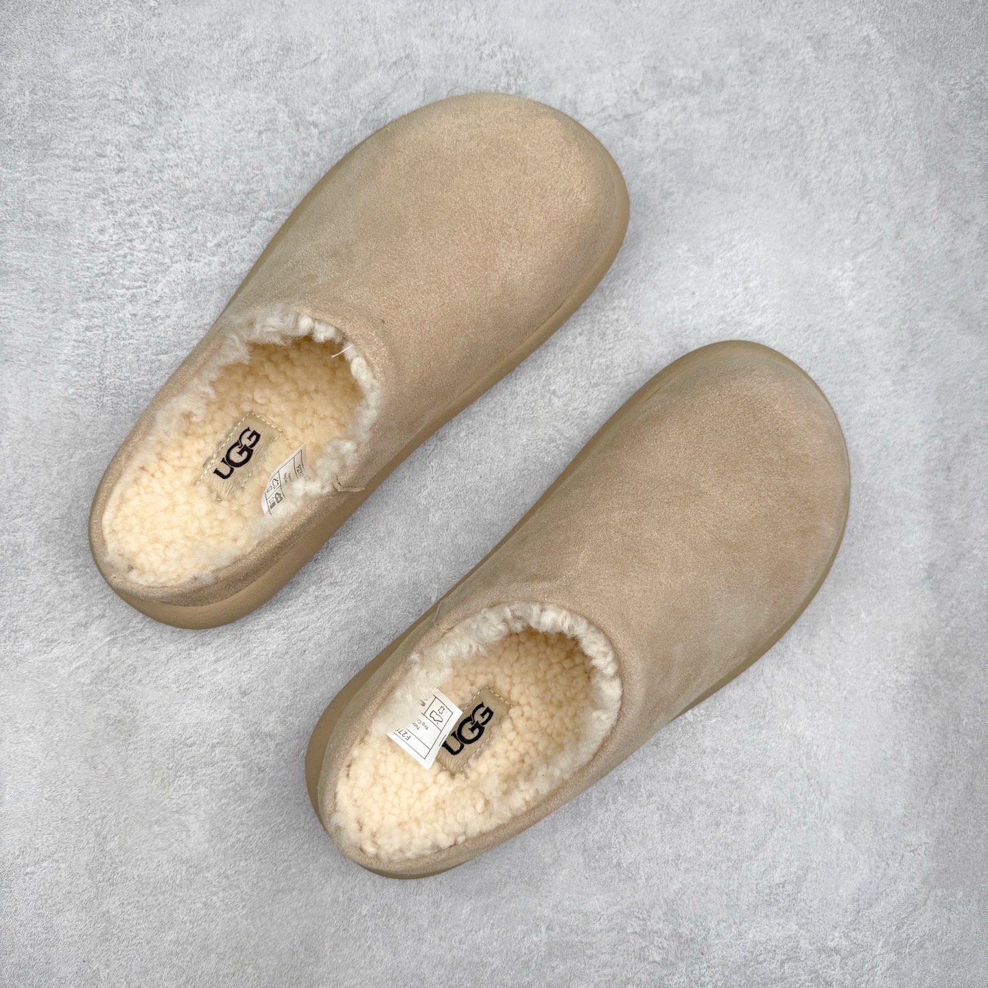 图片[3]-UGG 1618 经典秋冬羊皮毛一体雪地靴 隆丰A级澳洲进口羊皮毛一体 完全遵循ZP工艺流程 代工厂原厂版师 秉承无原鞋不开发选择 注重每一处细节 市面最正版型 TREADLITE\\\”轻翼\\\”科技外底 轻便/耐用/柔韧/桩型【售后郑重承诺】一个月内若出现重大脱胶/断底等质量问题 直接为您换新 翻毛皮鞋面 细腻亲肤再生聚酯纤维滚边 舒适易打理 保暖性佳 UGG plush™ 里衬和内底 茸软亲肤 舒适暖足 经典鞋型搭配轻盈厚底 稳稳拿捏秋冬出街时髦造型 Treadlite by UGG 轻翼大底 轻盈缓震 为双足减负 舒适轻便 助你轻松畅玩整天 尺码：35 36 37 38 39 40-选品中心