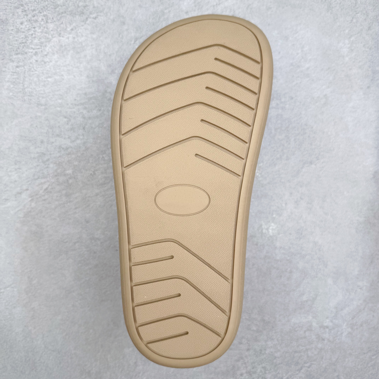 图片[9]-UGG 1618 经典秋冬羊皮毛一体雪地靴 隆丰A级澳洲进口羊皮毛一体 完全遵循ZP工艺流程 代工厂原厂版师 秉承无原鞋不开发选择 注重每一处细节 市面最正版型 TREADLITE\\\”轻翼\\\”科技外底 轻便/耐用/柔韧/桩型【售后郑重承诺】一个月内若出现重大脱胶/断底等质量问题 直接为您换新 翻毛皮鞋面 细腻亲肤再生聚酯纤维滚边 舒适易打理 保暖性佳 UGG plush™ 里衬和内底 茸软亲肤 舒适暖足 经典鞋型搭配轻盈厚底 稳稳拿捏秋冬出街时髦造型 Treadlite by UGG 轻翼大底 轻盈缓震 为双足减负 舒适轻便 助你轻松畅玩整天 尺码：35 36 37 38 39 40-选品中心