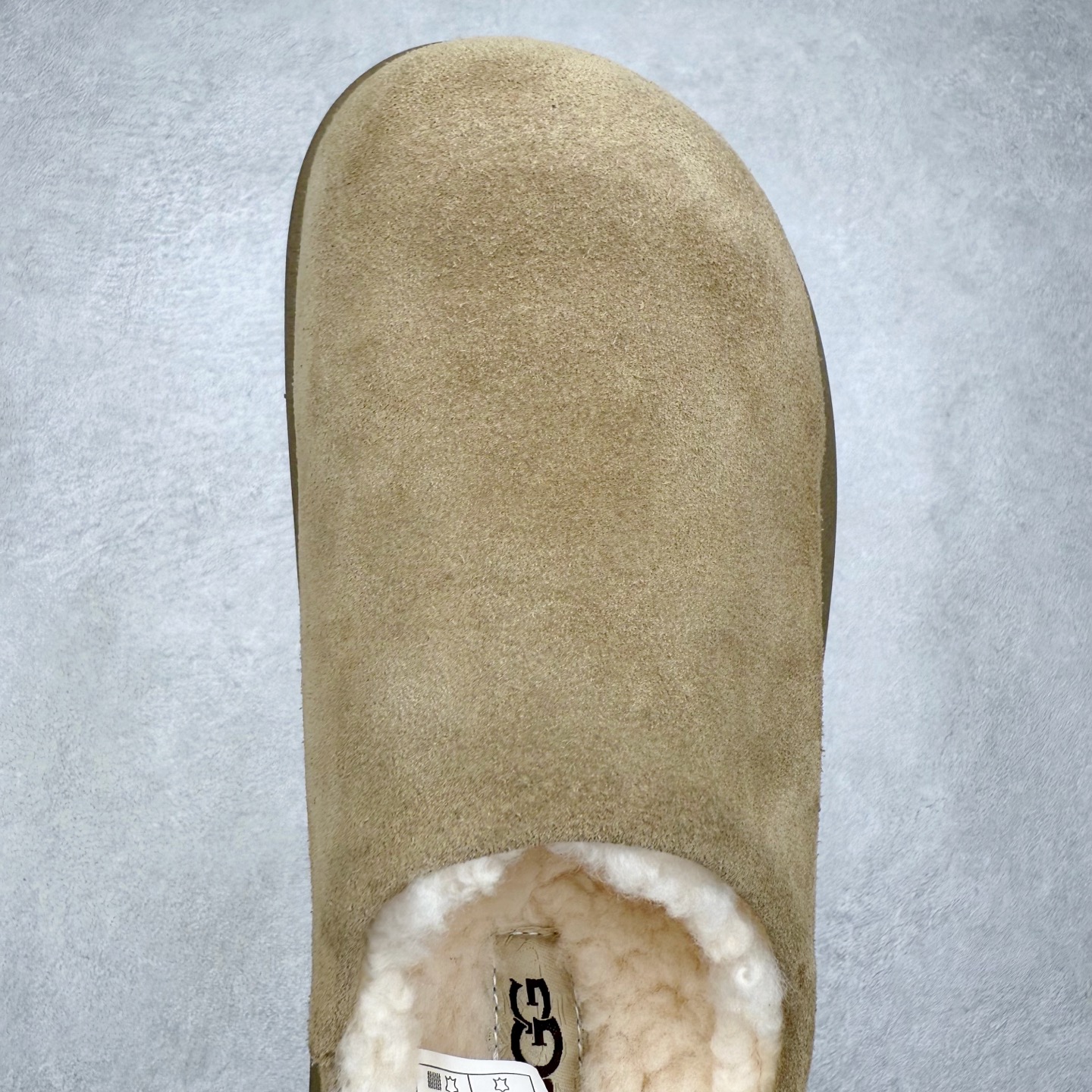 图片[4]-UGG 1618 经典秋冬羊皮毛一体雪地靴 隆丰A级澳洲进口羊皮毛一体 完全遵循ZP工艺流程 代工厂原厂版师 秉承无原鞋不开发选择 注重每一处细节 市面最正版型 TREADLITE\\\”轻翼\\\”科技外底 轻便/耐用/柔韧/桩型【售后郑重承诺】一个月内若出现重大脱胶/断底等质量问题 直接为您换新 翻毛皮鞋面 细腻亲肤再生聚酯纤维滚边 舒适易打理 保暖性佳 UGG plush™ 里衬和内底 茸软亲肤 舒适暖足 经典鞋型搭配轻盈厚底 稳稳拿捏秋冬出街时髦造型 Treadlite by UGG 轻翼大底 轻盈缓震 为双足减负 舒适轻便 助你轻松畅玩整天 尺码：35 36 37 38 39 40-选品中心