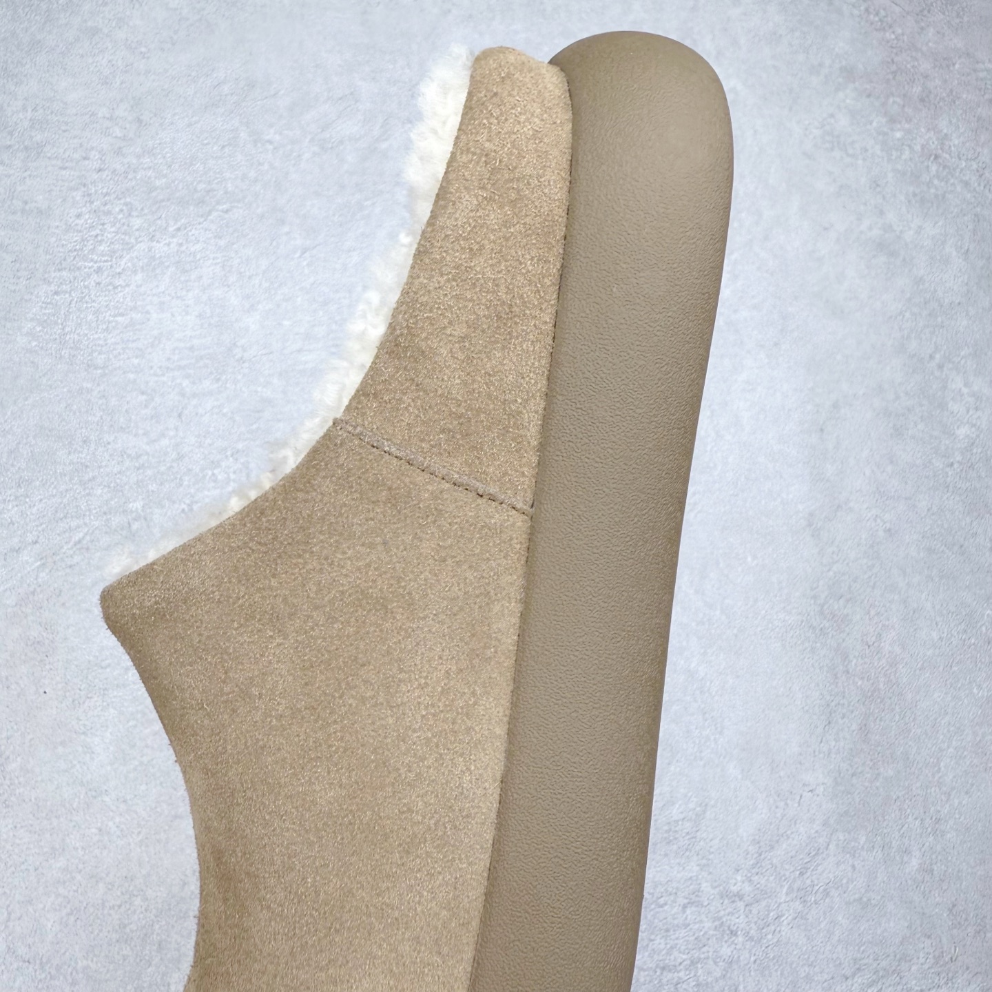 图片[7]-UGG 1618 经典秋冬羊皮毛一体雪地靴 隆丰A级澳洲进口羊皮毛一体 完全遵循ZP工艺流程 代工厂原厂版师 秉承无原鞋不开发选择 注重每一处细节 市面最正版型 TREADLITE\\\”轻翼\\\”科技外底 轻便/耐用/柔韧/桩型【售后郑重承诺】一个月内若出现重大脱胶/断底等质量问题 直接为您换新 翻毛皮鞋面 细腻亲肤再生聚酯纤维滚边 舒适易打理 保暖性佳 UGG plush™ 里衬和内底 茸软亲肤 舒适暖足 经典鞋型搭配轻盈厚底 稳稳拿捏秋冬出街时髦造型 Treadlite by UGG 轻翼大底 轻盈缓震 为双足减负 舒适轻便 助你轻松畅玩整天 尺码：35 36 37 38 39 40-选品中心