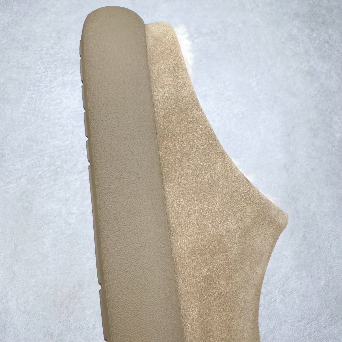 图片[6]-UGG 1618 经典秋冬羊皮毛一体雪地靴 隆丰A级澳洲进口羊皮毛一体 完全遵循ZP工艺流程 代工厂原厂版师 秉承无原鞋不开发选择 注重每一处细节 市面最正版型 TREADLITE\\\”轻翼\\\”科技外底 轻便/耐用/柔韧/桩型【售后郑重承诺】一个月内若出现重大脱胶/断底等质量问题 直接为您换新 翻毛皮鞋面 细腻亲肤再生聚酯纤维滚边 舒适易打理 保暖性佳 UGG plush™ 里衬和内底 茸软亲肤 舒适暖足 经典鞋型搭配轻盈厚底 稳稳拿捏秋冬出街时髦造型 Treadlite by UGG 轻翼大底 轻盈缓震 为双足减负 舒适轻便 助你轻松畅玩整天 尺码：35 36 37 38 39 40-选品中心