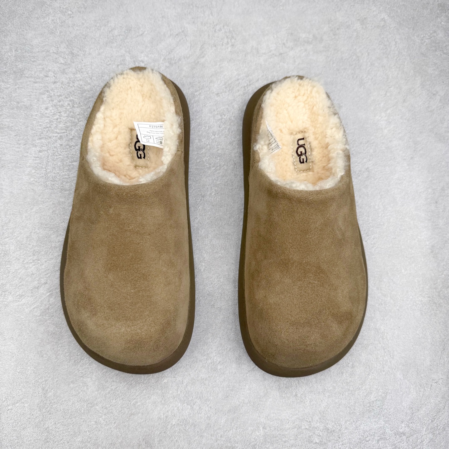 图片[2]-UGG 1618 经典秋冬羊皮毛一体雪地靴 隆丰A级澳洲进口羊皮毛一体 完全遵循ZP工艺流程 代工厂原厂版师 秉承无原鞋不开发选择 注重每一处细节 市面最正版型 TREADLITE\\\”轻翼\\\”科技外底 轻便/耐用/柔韧/桩型【售后郑重承诺】一个月内若出现重大脱胶/断底等质量问题 直接为您换新 翻毛皮鞋面 细腻亲肤再生聚酯纤维滚边 舒适易打理 保暖性佳 UGG plush™ 里衬和内底 茸软亲肤 舒适暖足 经典鞋型搭配轻盈厚底 稳稳拿捏秋冬出街时髦造型 Treadlite by UGG 轻翼大底 轻盈缓震 为双足减负 舒适轻便 助你轻松畅玩整天 尺码：35 36 37 38 39 40-选品中心