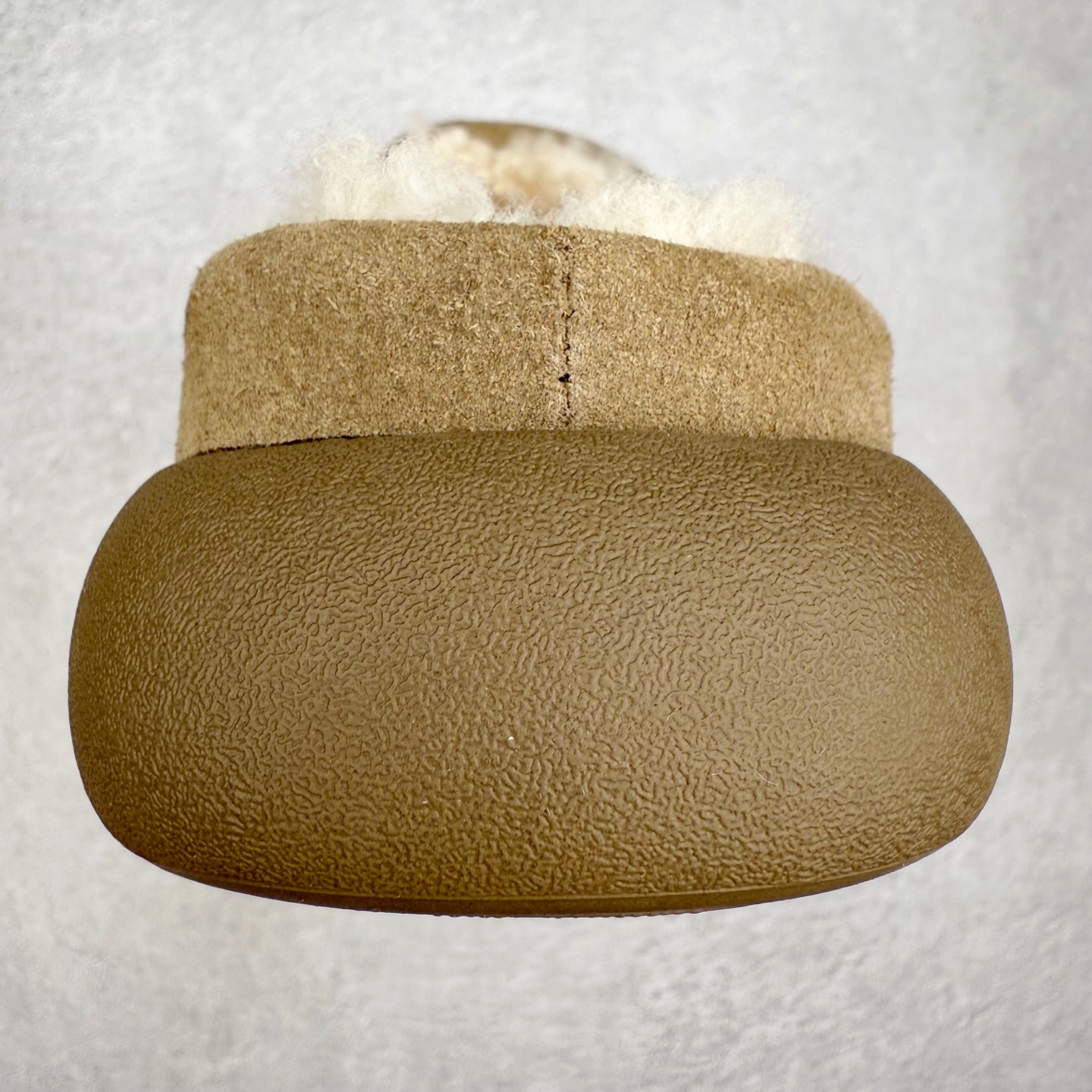 图片[8]-UGG 1618 经典秋冬羊皮毛一体雪地靴 隆丰A级澳洲进口羊皮毛一体 完全遵循ZP工艺流程 代工厂原厂版师 秉承无原鞋不开发选择 注重每一处细节 市面最正版型 TREADLITE\\\”轻翼\\\”科技外底 轻便/耐用/柔韧/桩型【售后郑重承诺】一个月内若出现重大脱胶/断底等质量问题 直接为您换新 翻毛皮鞋面 细腻亲肤再生聚酯纤维滚边 舒适易打理 保暖性佳 UGG plush™ 里衬和内底 茸软亲肤 舒适暖足 经典鞋型搭配轻盈厚底 稳稳拿捏秋冬出街时髦造型 Treadlite by UGG 轻翼大底 轻盈缓震 为双足减负 舒适轻便 助你轻松畅玩整天 尺码：35 36 37 38 39 40-选品中心