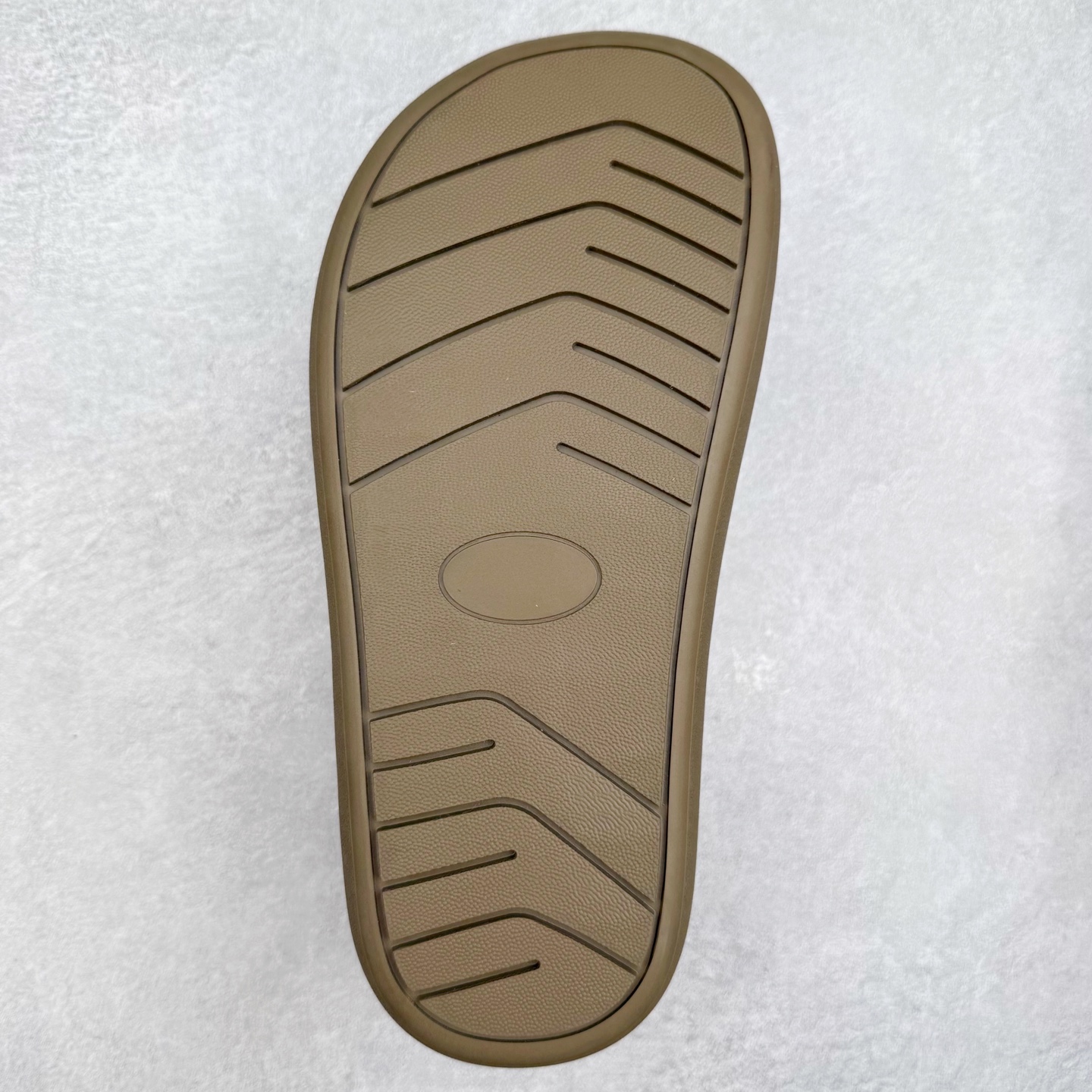 图片[9]-UGG 1618 经典秋冬羊皮毛一体雪地靴 隆丰A级澳洲进口羊皮毛一体 完全遵循ZP工艺流程 代工厂原厂版师 秉承无原鞋不开发选择 注重每一处细节 市面最正版型 TREADLITE\\\”轻翼\\\”科技外底 轻便/耐用/柔韧/桩型【售后郑重承诺】一个月内若出现重大脱胶/断底等质量问题 直接为您换新 翻毛皮鞋面 细腻亲肤再生聚酯纤维滚边 舒适易打理 保暖性佳 UGG plush™ 里衬和内底 茸软亲肤 舒适暖足 经典鞋型搭配轻盈厚底 稳稳拿捏秋冬出街时髦造型 Treadlite by UGG 轻翼大底 轻盈缓震 为双足减负 舒适轻便 助你轻松畅玩整天 尺码：35 36 37 38 39 40-选品中心