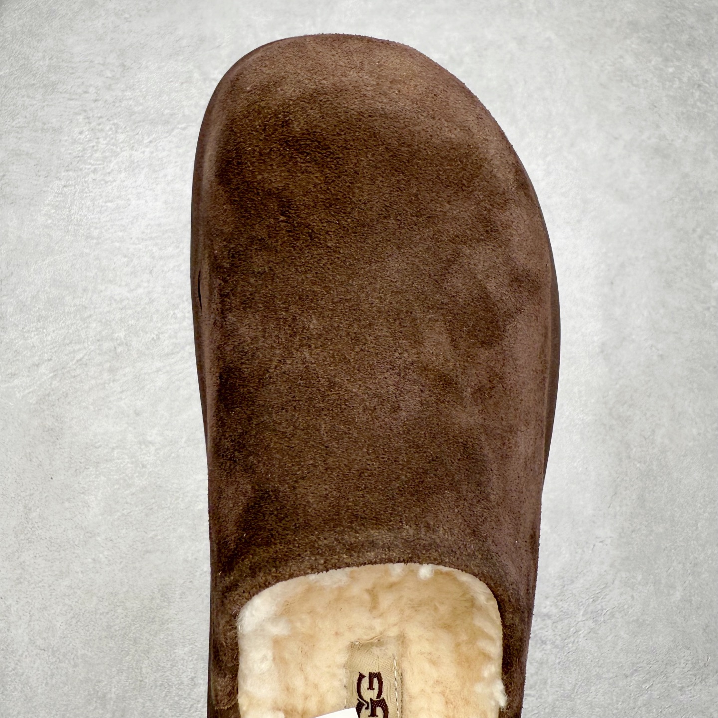 图片[4]-UGG 1618 经典秋冬羊皮毛一体雪地靴 隆丰A级澳洲进口羊皮毛一体 完全遵循ZP工艺流程 代工厂原厂版师 秉承无原鞋不开发选择 注重每一处细节 市面最正版型 TREADLITE\\\”轻翼\\\”科技外底 轻便/耐用/柔韧/桩型【售后郑重承诺】一个月内若出现重大脱胶/断底等质量问题 直接为您换新 翻毛皮鞋面 细腻亲肤再生聚酯纤维滚边 舒适易打理 保暖性佳 UGG plush™ 里衬和内底 茸软亲肤 舒适暖足 经典鞋型搭配轻盈厚底 稳稳拿捏秋冬出街时髦造型 Treadlite by UGG 轻翼大底 轻盈缓震 为双足减负 舒适轻便 助你轻松畅玩整天 尺码：35 36 37 38 39 40-选品中心