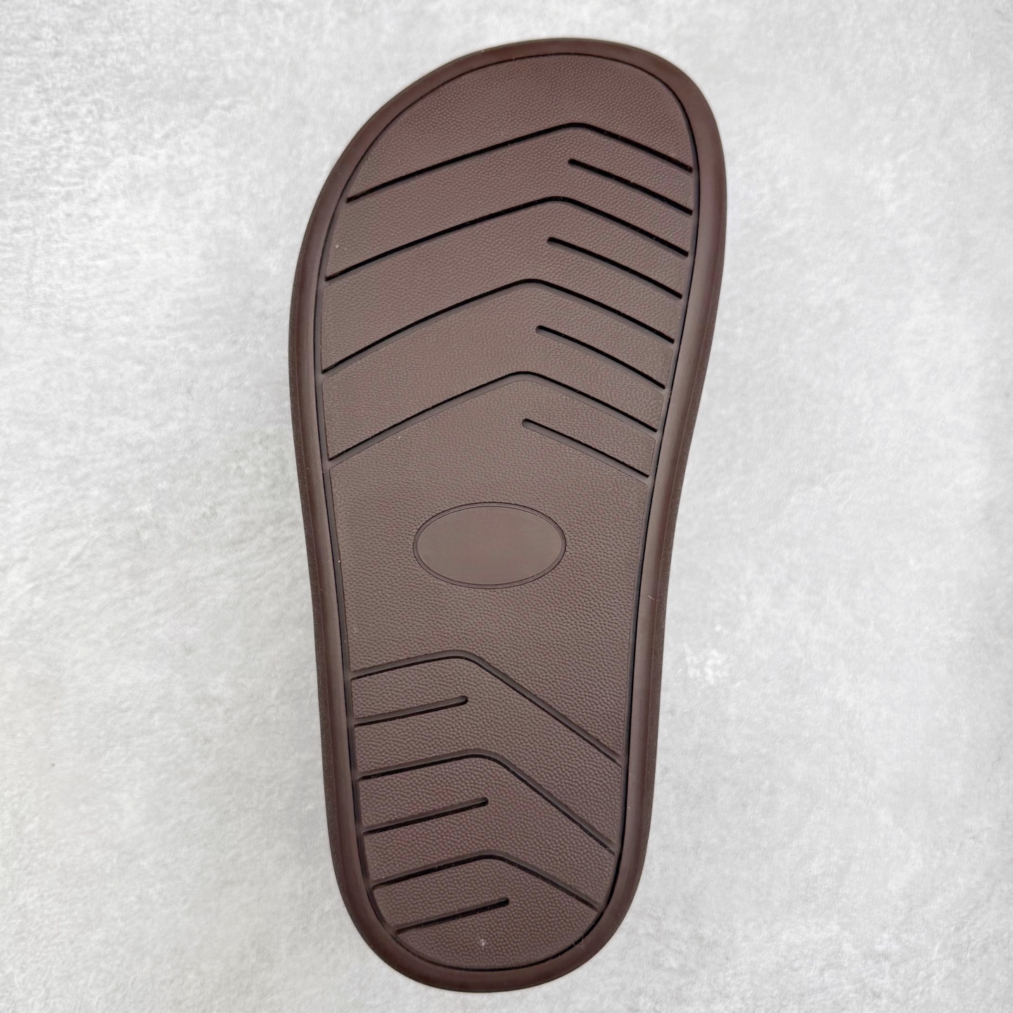 图片[9]-UGG 1618 经典秋冬羊皮毛一体雪地靴 隆丰A级澳洲进口羊皮毛一体 完全遵循ZP工艺流程 代工厂原厂版师 秉承无原鞋不开发选择 注重每一处细节 市面最正版型 TREADLITE\\\”轻翼\\\”科技外底 轻便/耐用/柔韧/桩型【售后郑重承诺】一个月内若出现重大脱胶/断底等质量问题 直接为您换新 翻毛皮鞋面 细腻亲肤再生聚酯纤维滚边 舒适易打理 保暖性佳 UGG plush™ 里衬和内底 茸软亲肤 舒适暖足 经典鞋型搭配轻盈厚底 稳稳拿捏秋冬出街时髦造型 Treadlite by UGG 轻翼大底 轻盈缓震 为双足减负 舒适轻便 助你轻松畅玩整天 尺码：35 36 37 38 39 40-选品中心