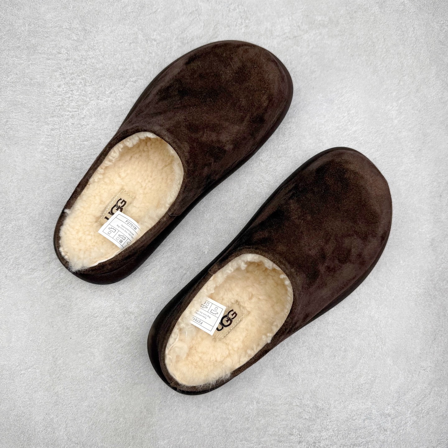 图片[3]-UGG 1618 经典秋冬羊皮毛一体雪地靴 隆丰A级澳洲进口羊皮毛一体 完全遵循ZP工艺流程 代工厂原厂版师 秉承无原鞋不开发选择 注重每一处细节 市面最正版型 TREADLITE\\\”轻翼\\\”科技外底 轻便/耐用/柔韧/桩型【售后郑重承诺】一个月内若出现重大脱胶/断底等质量问题 直接为您换新 翻毛皮鞋面 细腻亲肤再生聚酯纤维滚边 舒适易打理 保暖性佳 UGG plush™ 里衬和内底 茸软亲肤 舒适暖足 经典鞋型搭配轻盈厚底 稳稳拿捏秋冬出街时髦造型 Treadlite by UGG 轻翼大底 轻盈缓震 为双足减负 舒适轻便 助你轻松畅玩整天 尺码：35 36 37 38 39 40-选品中心