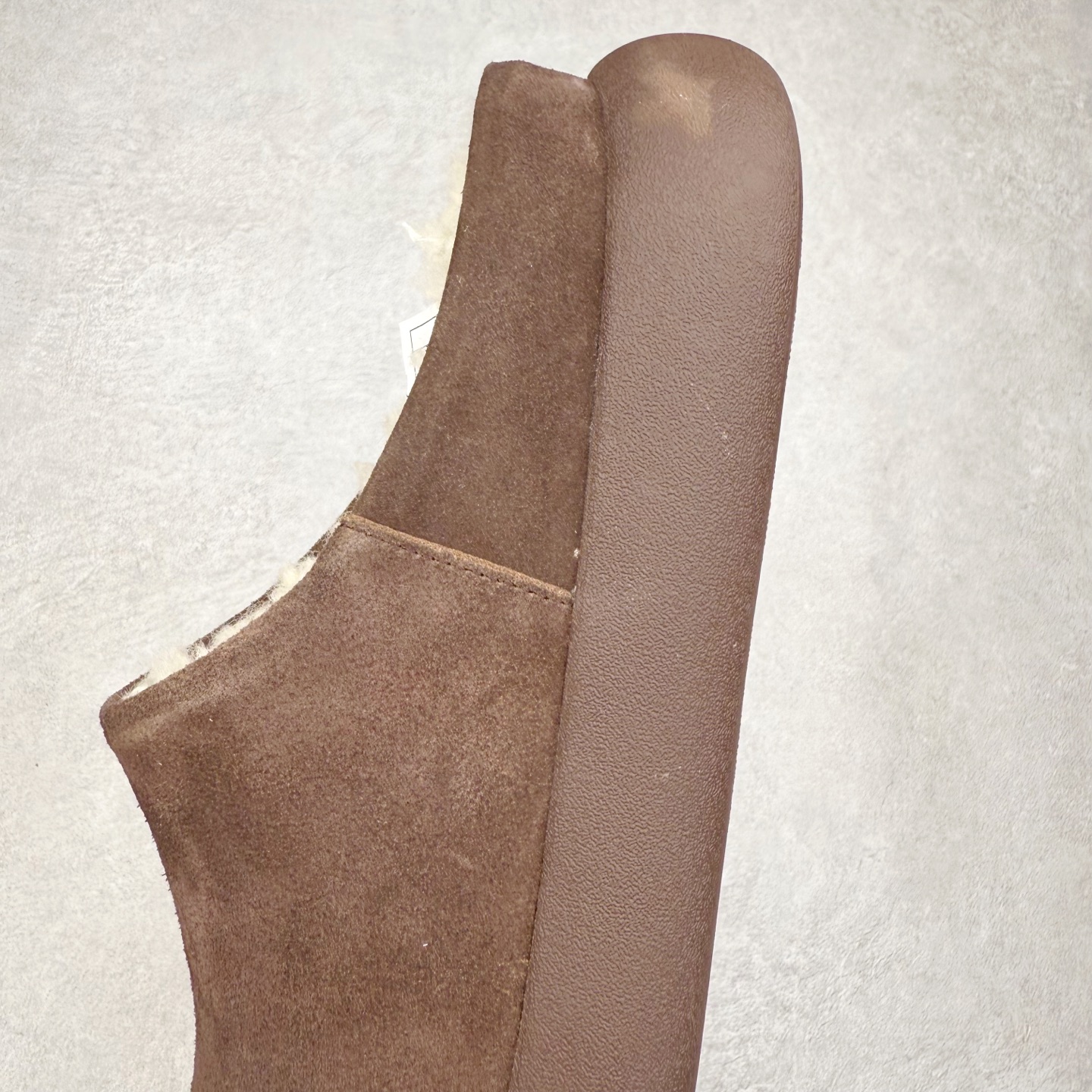 图片[7]-UGG 1618 经典秋冬羊皮毛一体雪地靴 隆丰A级澳洲进口羊皮毛一体 完全遵循ZP工艺流程 代工厂原厂版师 秉承无原鞋不开发选择 注重每一处细节 市面最正版型 TREADLITE\\\”轻翼\\\”科技外底 轻便/耐用/柔韧/桩型【售后郑重承诺】一个月内若出现重大脱胶/断底等质量问题 直接为您换新 翻毛皮鞋面 细腻亲肤再生聚酯纤维滚边 舒适易打理 保暖性佳 UGG plush™ 里衬和内底 茸软亲肤 舒适暖足 经典鞋型搭配轻盈厚底 稳稳拿捏秋冬出街时髦造型 Treadlite by UGG 轻翼大底 轻盈缓震 为双足减负 舒适轻便 助你轻松畅玩整天 尺码：35 36 37 38 39 40-选品中心