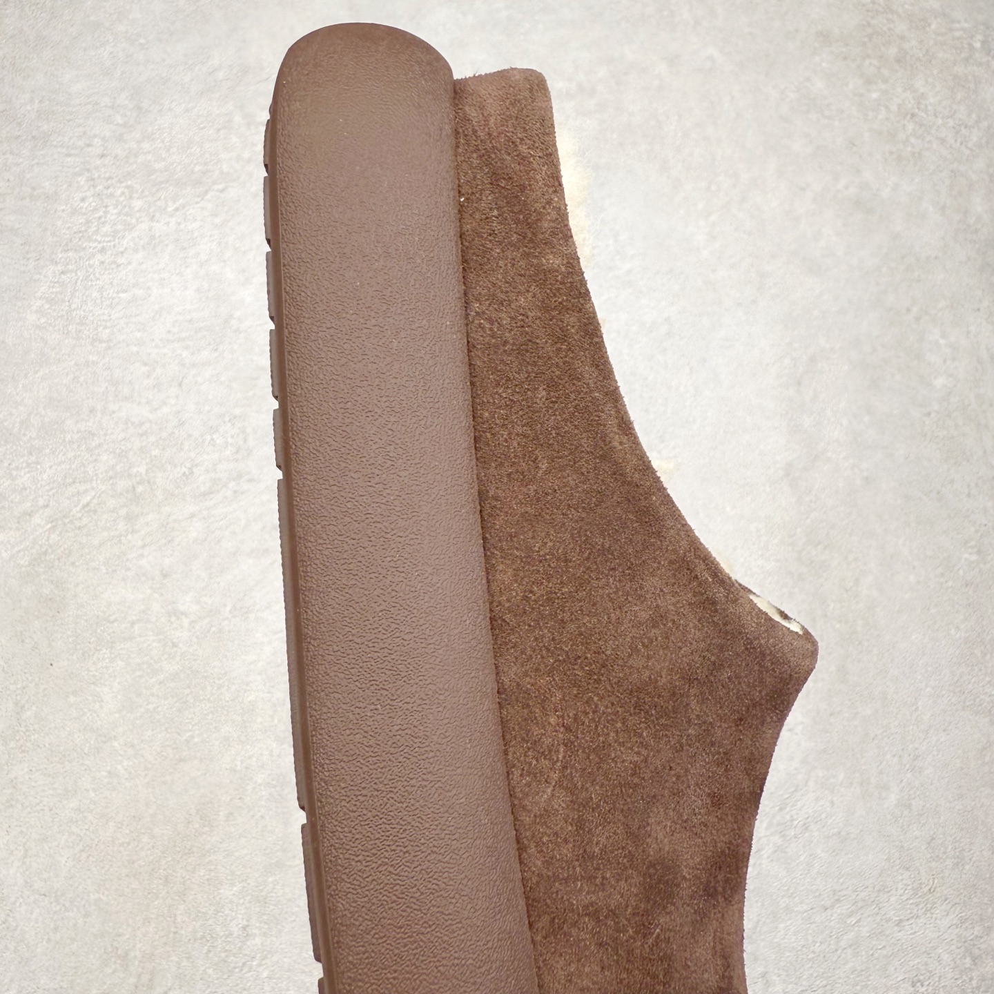 图片[6]-UGG 1618 经典秋冬羊皮毛一体雪地靴 隆丰A级澳洲进口羊皮毛一体 完全遵循ZP工艺流程 代工厂原厂版师 秉承无原鞋不开发选择 注重每一处细节 市面最正版型 TREADLITE\\\”轻翼\\\”科技外底 轻便/耐用/柔韧/桩型【售后郑重承诺】一个月内若出现重大脱胶/断底等质量问题 直接为您换新 翻毛皮鞋面 细腻亲肤再生聚酯纤维滚边 舒适易打理 保暖性佳 UGG plush™ 里衬和内底 茸软亲肤 舒适暖足 经典鞋型搭配轻盈厚底 稳稳拿捏秋冬出街时髦造型 Treadlite by UGG 轻翼大底 轻盈缓震 为双足减负 舒适轻便 助你轻松畅玩整天 尺码：35 36 37 38 39 40-选品中心