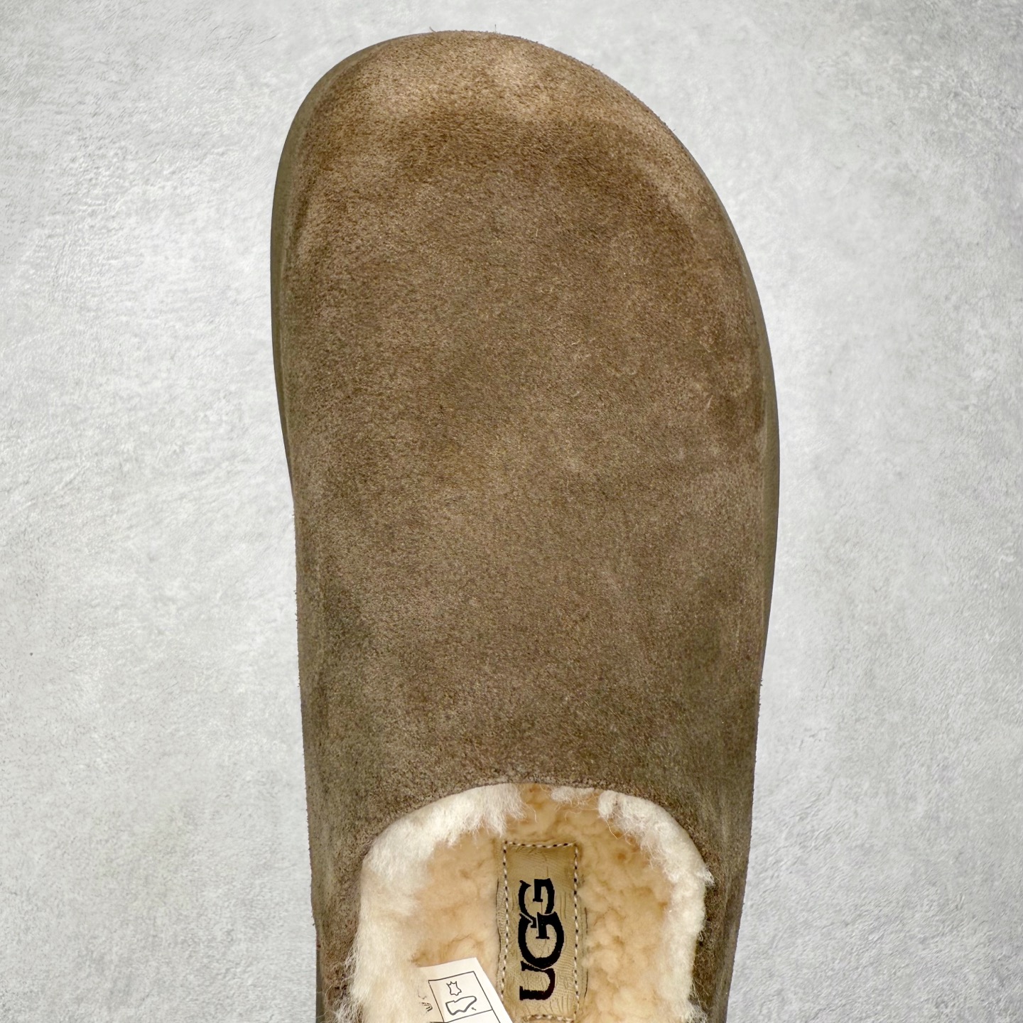 图片[4]-UGG 1618 经典秋冬羊皮毛一体雪地靴 隆丰A级澳洲进口羊皮毛一体 完全遵循ZP工艺流程 代工厂原厂版师 秉承无原鞋不开发选择 注重每一处细节 市面最正版型 TREADLITE\\\”轻翼\\\”科技外底 轻便/耐用/柔韧/桩型【售后郑重承诺】一个月内若出现重大脱胶/断底等质量问题 直接为您换新 翻毛皮鞋面 细腻亲肤再生聚酯纤维滚边 舒适易打理 保暖性佳 UGG plush™ 里衬和内底 茸软亲肤 舒适暖足 经典鞋型搭配轻盈厚底 稳稳拿捏秋冬出街时髦造型 Treadlite by UGG 轻翼大底 轻盈缓震 为双足减负 舒适轻便 助你轻松畅玩整天 尺码：35 36 37 38 39 40-选品中心