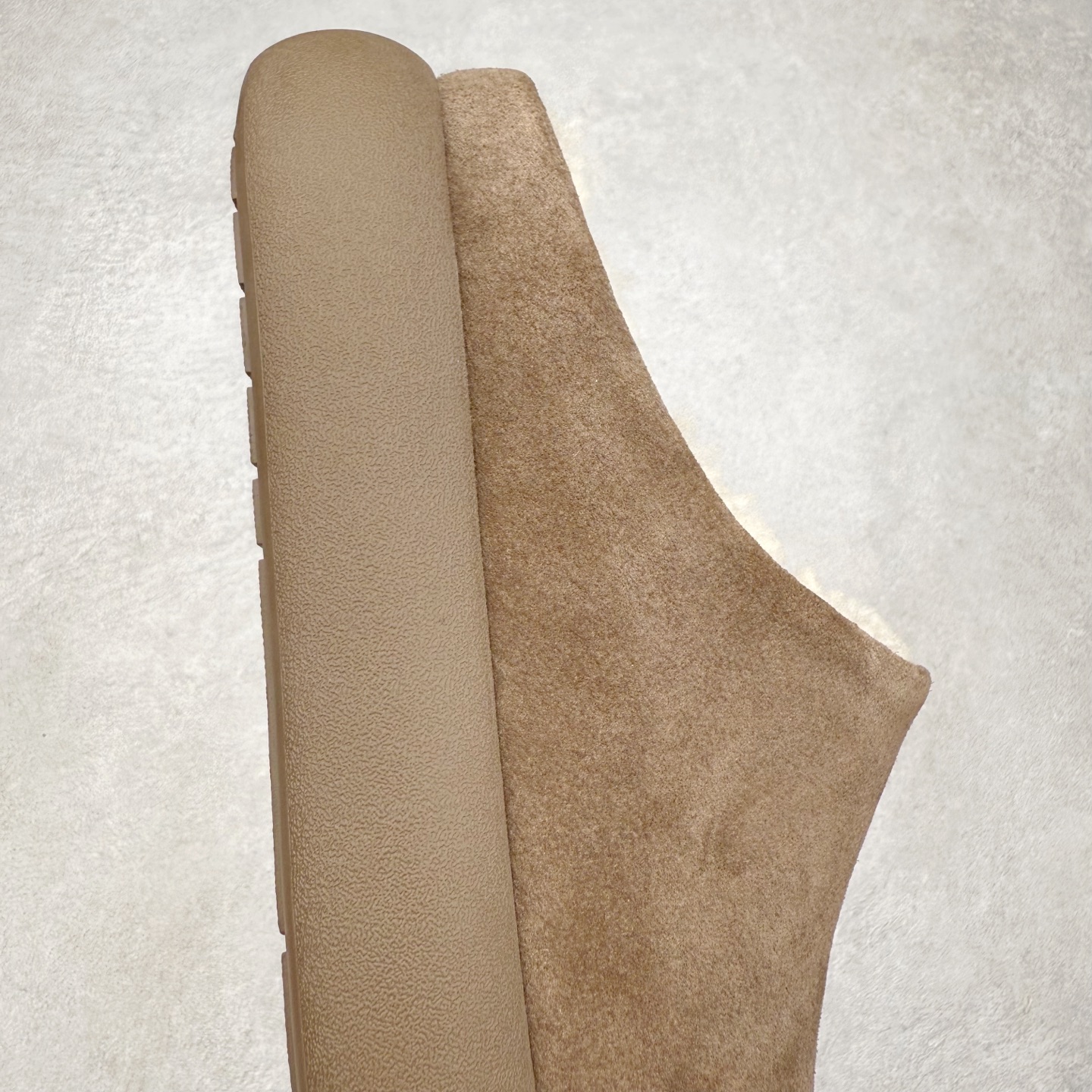 图片[6]-UGG 1618 经典秋冬羊皮毛一体雪地靴 隆丰A级澳洲进口羊皮毛一体 完全遵循ZP工艺流程 代工厂原厂版师 秉承无原鞋不开发选择 注重每一处细节 市面最正版型 TREADLITE\\\”轻翼\\\”科技外底 轻便/耐用/柔韧/桩型【售后郑重承诺】一个月内若出现重大脱胶/断底等质量问题 直接为您换新 翻毛皮鞋面 细腻亲肤再生聚酯纤维滚边 舒适易打理 保暖性佳 UGG plush™ 里衬和内底 茸软亲肤 舒适暖足 经典鞋型搭配轻盈厚底 稳稳拿捏秋冬出街时髦造型 Treadlite by UGG 轻翼大底 轻盈缓震 为双足减负 舒适轻便 助你轻松畅玩整天 尺码：35 36 37 38 39 40-选品中心