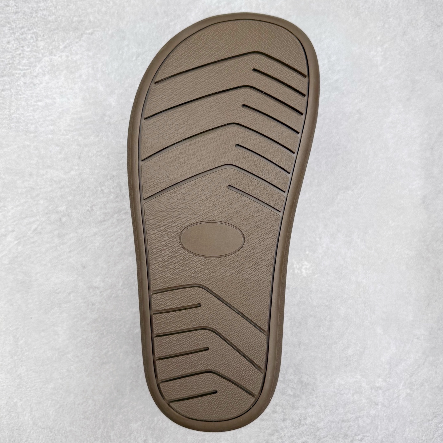 图片[9]-UGG 1618 经典秋冬羊皮毛一体雪地靴 隆丰A级澳洲进口羊皮毛一体 完全遵循ZP工艺流程 代工厂原厂版师 秉承无原鞋不开发选择 注重每一处细节 市面最正版型 TREADLITE\\\”轻翼\\\”科技外底 轻便/耐用/柔韧/桩型【售后郑重承诺】一个月内若出现重大脱胶/断底等质量问题 直接为您换新 翻毛皮鞋面 细腻亲肤再生聚酯纤维滚边 舒适易打理 保暖性佳 UGG plush™ 里衬和内底 茸软亲肤 舒适暖足 经典鞋型搭配轻盈厚底 稳稳拿捏秋冬出街时髦造型 Treadlite by UGG 轻翼大底 轻盈缓震 为双足减负 舒适轻便 助你轻松畅玩整天 尺码：35 36 37 38 39 40-选品中心