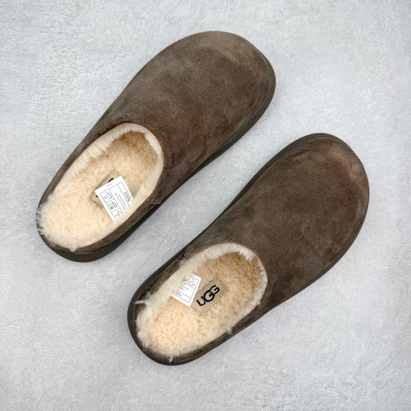 图片[3]-UGG 1618 经典秋冬羊皮毛一体雪地靴 隆丰A级澳洲进口羊皮毛一体 完全遵循ZP工艺流程 代工厂原厂版师 秉承无原鞋不开发选择 注重每一处细节 市面最正版型 TREADLITE\\\”轻翼\\\”科技外底 轻便/耐用/柔韧/桩型【售后郑重承诺】一个月内若出现重大脱胶/断底等质量问题 直接为您换新 翻毛皮鞋面 细腻亲肤再生聚酯纤维滚边 舒适易打理 保暖性佳 UGG plush™ 里衬和内底 茸软亲肤 舒适暖足 经典鞋型搭配轻盈厚底 稳稳拿捏秋冬出街时髦造型 Treadlite by UGG 轻翼大底 轻盈缓震 为双足减负 舒适轻便 助你轻松畅玩整天 尺码：35 36 37 38 39 40-选品中心