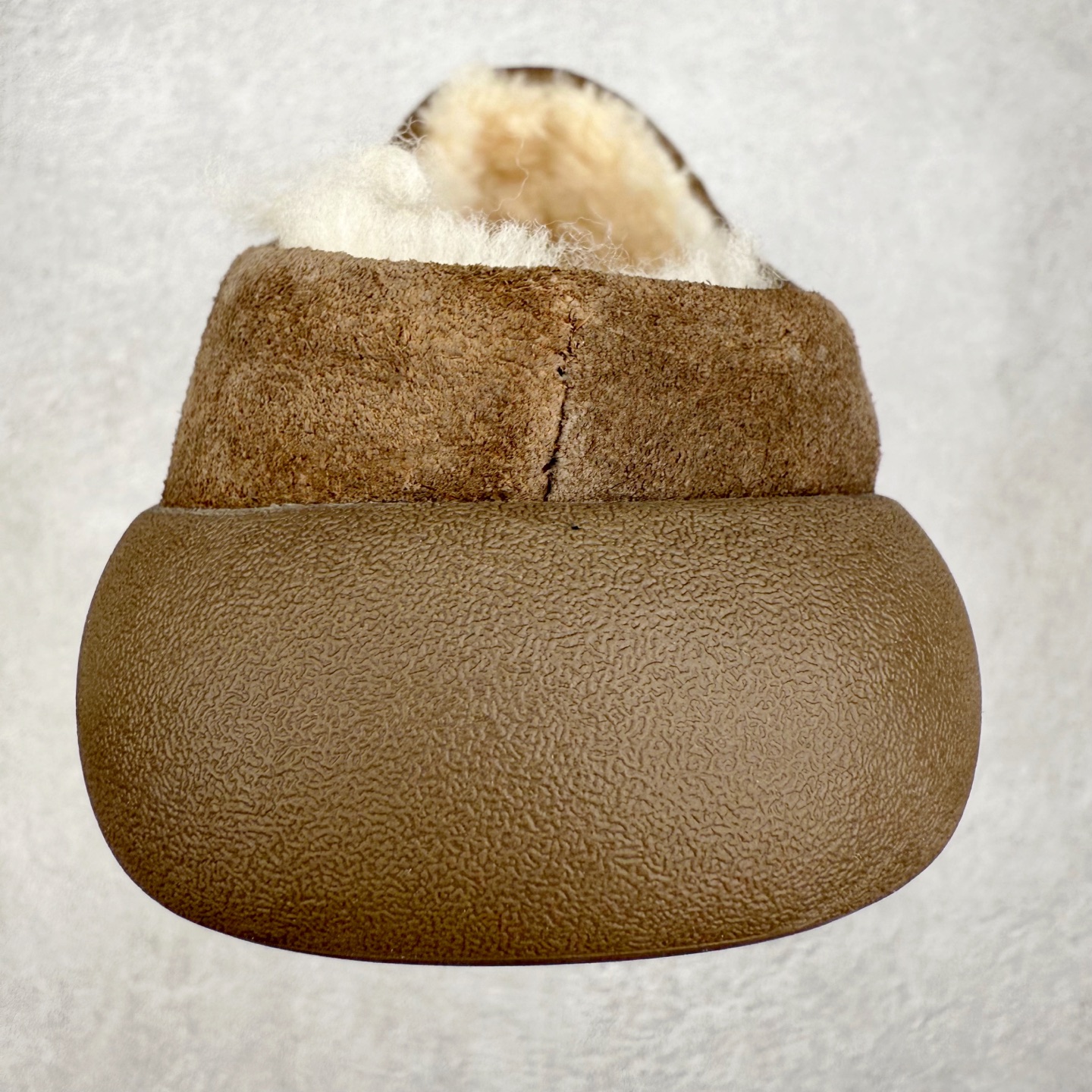 图片[8]-UGG 1618 经典秋冬羊皮毛一体雪地靴 隆丰A级澳洲进口羊皮毛一体 完全遵循ZP工艺流程 代工厂原厂版师 秉承无原鞋不开发选择 注重每一处细节 市面最正版型 TREADLITE\\\”轻翼\\\”科技外底 轻便/耐用/柔韧/桩型【售后郑重承诺】一个月内若出现重大脱胶/断底等质量问题 直接为您换新 翻毛皮鞋面 细腻亲肤再生聚酯纤维滚边 舒适易打理 保暖性佳 UGG plush™ 里衬和内底 茸软亲肤 舒适暖足 经典鞋型搭配轻盈厚底 稳稳拿捏秋冬出街时髦造型 Treadlite by UGG 轻翼大底 轻盈缓震 为双足减负 舒适轻便 助你轻松畅玩整天 尺码：35 36 37 38 39 40-选品中心