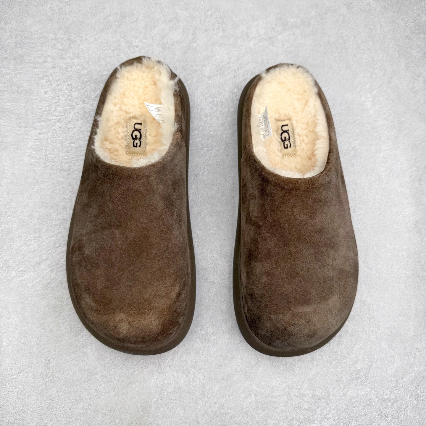 图片[2]-UGG 1618 经典秋冬羊皮毛一体雪地靴 隆丰A级澳洲进口羊皮毛一体 完全遵循ZP工艺流程 代工厂原厂版师 秉承无原鞋不开发选择 注重每一处细节 市面最正版型 TREADLITE\\\”轻翼\\\”科技外底 轻便/耐用/柔韧/桩型【售后郑重承诺】一个月内若出现重大脱胶/断底等质量问题 直接为您换新 翻毛皮鞋面 细腻亲肤再生聚酯纤维滚边 舒适易打理 保暖性佳 UGG plush™ 里衬和内底 茸软亲肤 舒适暖足 经典鞋型搭配轻盈厚底 稳稳拿捏秋冬出街时髦造型 Treadlite by UGG 轻翼大底 轻盈缓震 为双足减负 舒适轻便 助你轻松畅玩整天 尺码：35 36 37 38 39 40-选品中心