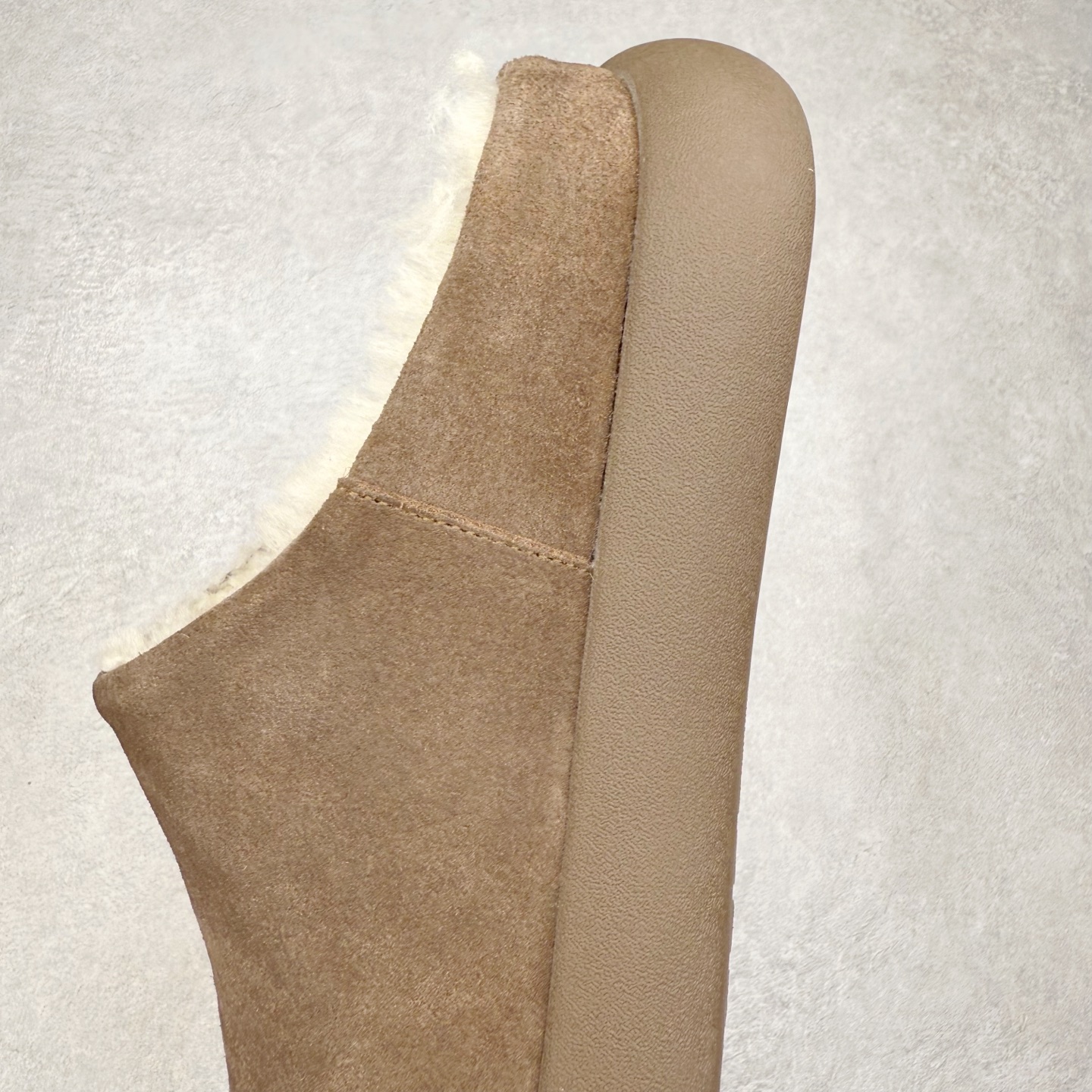 图片[7]-UGG 1618 经典秋冬羊皮毛一体雪地靴 隆丰A级澳洲进口羊皮毛一体 完全遵循ZP工艺流程 代工厂原厂版师 秉承无原鞋不开发选择 注重每一处细节 市面最正版型 TREADLITE\\\”轻翼\\\”科技外底 轻便/耐用/柔韧/桩型【售后郑重承诺】一个月内若出现重大脱胶/断底等质量问题 直接为您换新 翻毛皮鞋面 细腻亲肤再生聚酯纤维滚边 舒适易打理 保暖性佳 UGG plush™ 里衬和内底 茸软亲肤 舒适暖足 经典鞋型搭配轻盈厚底 稳稳拿捏秋冬出街时髦造型 Treadlite by UGG 轻翼大底 轻盈缓震 为双足减负 舒适轻便 助你轻松畅玩整天 尺码：35 36 37 38 39 40-选品中心