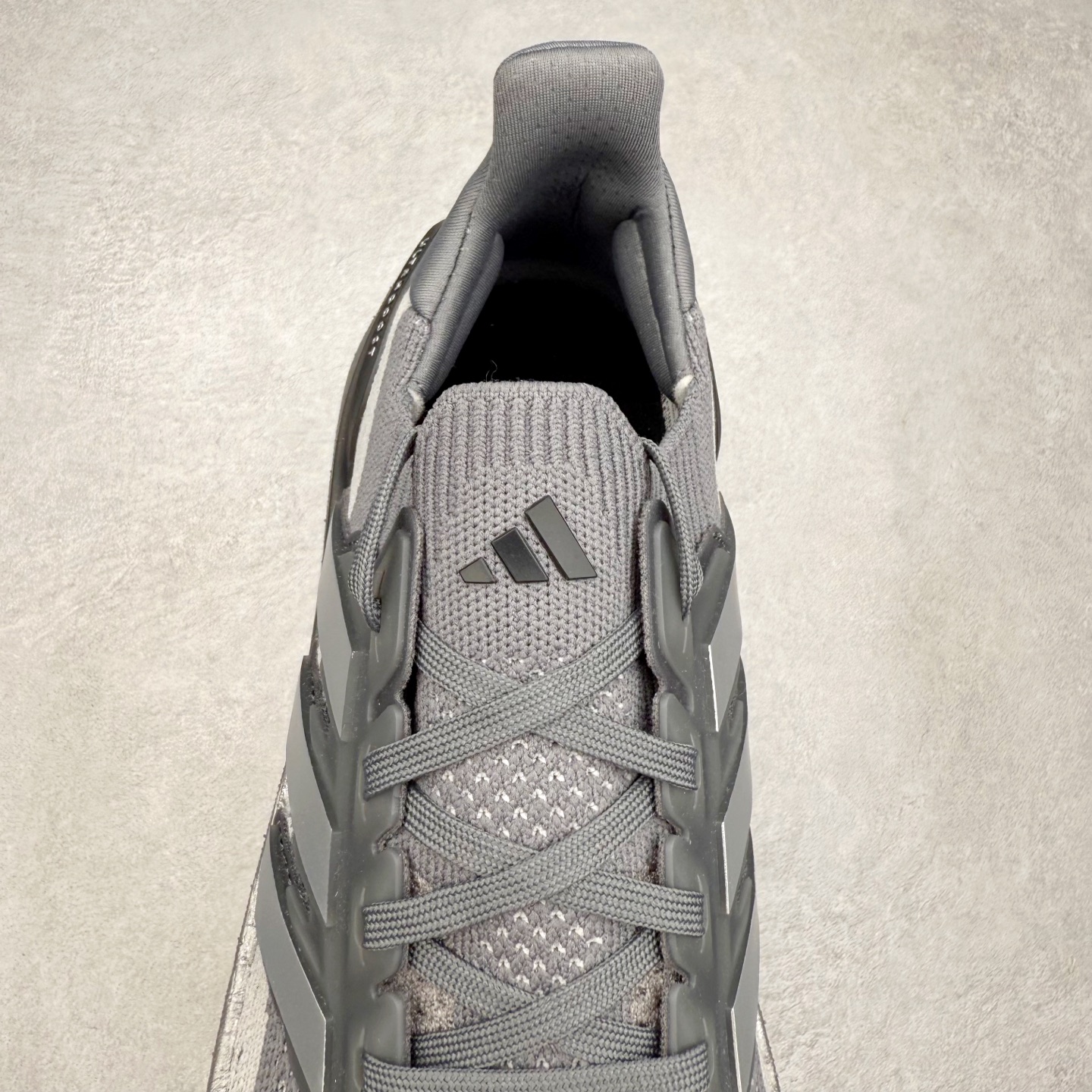 图片[5]-＃纯原 AD Ultra Boost 5X 2025高性能版5X系列UB低帮袜套式针织透气缓震休闲运动慢跑鞋 IF1483 全新Ultraboost 5X官宣，颠覆以往，迎来该系列自2015年首次亮相最大一次革新！从鞋面到中底配置都有新的突破，跟着小编一同探究“阿迪UB有史以来最大升级”！Ultraboost 5X革新中底配置，采用LightBoost V2泡沫，与Ultraboost Light相比，前掌能量反馈增加2%。与此同时“加厚不增重”，中底相较于上一代更轻，让跑者每一次迈步都能得到更柔软、更澎湃的能量反馈。搭配X形“Torsion System”扭转系统，助力跑者从落地到脚趾离地过程的平稳过渡。Ultraboost 5X升级中足锁定性能，革新Mono Primeknit自适应鞋面配置，搭配轻质无笼鞋面结构，更加贴合跑者脚部。大底由Continental™橡胶制成，更耐磨，抓地力更出色。Adidas全新推出ULTRABOOST 5X，专注日常跑步，适用于任何级别的跑者，无距离门槛限制。兼具有氧跑、中短距离慢跑、节奏跑、间歇跑、日常通勤等各种场景，ULTRABOOST 5X都能给你带来优质的跑步体验。尺码：39⅓ 40 40⅔ 41⅓ 42 42⅔ 43⅓ 44 44⅔ 45 46 47⅔ 48-选品中心