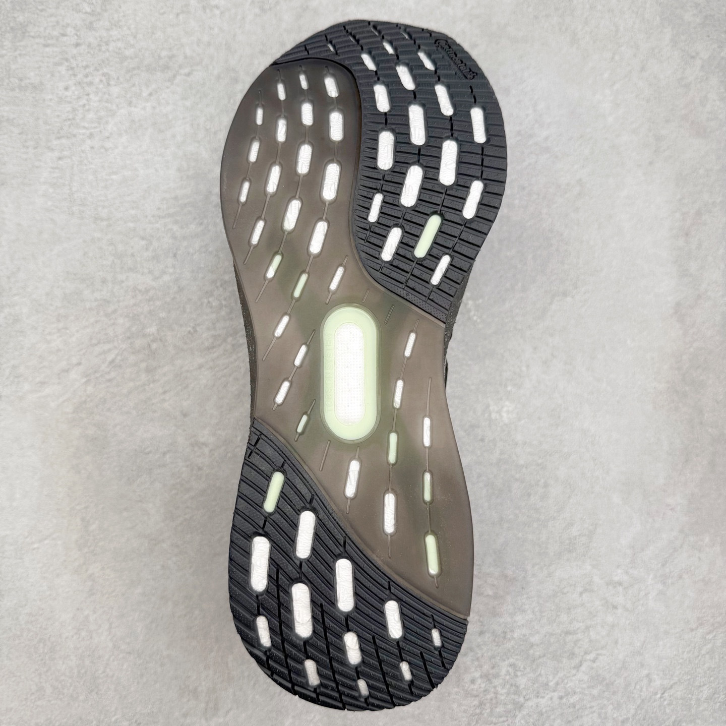 图片[9]-＃纯原 AD Ultra Boost 5X 2025高性能版5X系列UB低帮袜套式针织透气缓震休闲运动慢跑鞋 IF1483 全新Ultraboost 5X官宣，颠覆以往，迎来该系列自2015年首次亮相最大一次革新！从鞋面到中底配置都有新的突破，跟着小编一同探究“阿迪UB有史以来最大升级”！Ultraboost 5X革新中底配置，采用LightBoost V2泡沫，与Ultraboost Light相比，前掌能量反馈增加2%。与此同时“加厚不增重”，中底相较于上一代更轻，让跑者每一次迈步都能得到更柔软、更澎湃的能量反馈。搭配X形“Torsion System”扭转系统，助力跑者从落地到脚趾离地过程的平稳过渡。Ultraboost 5X升级中足锁定性能，革新Mono Primeknit自适应鞋面配置，搭配轻质无笼鞋面结构，更加贴合跑者脚部。大底由Continental™橡胶制成，更耐磨，抓地力更出色。Adidas全新推出ULTRABOOST 5X，专注日常跑步，适用于任何级别的跑者，无距离门槛限制。兼具有氧跑、中短距离慢跑、节奏跑、间歇跑、日常通勤等各种场景，ULTRABOOST 5X都能给你带来优质的跑步体验。尺码：39⅓ 40 40⅔ 41⅓ 42 42⅔ 43⅓ 44 44⅔ 45 46 47⅔ 48-选品中心