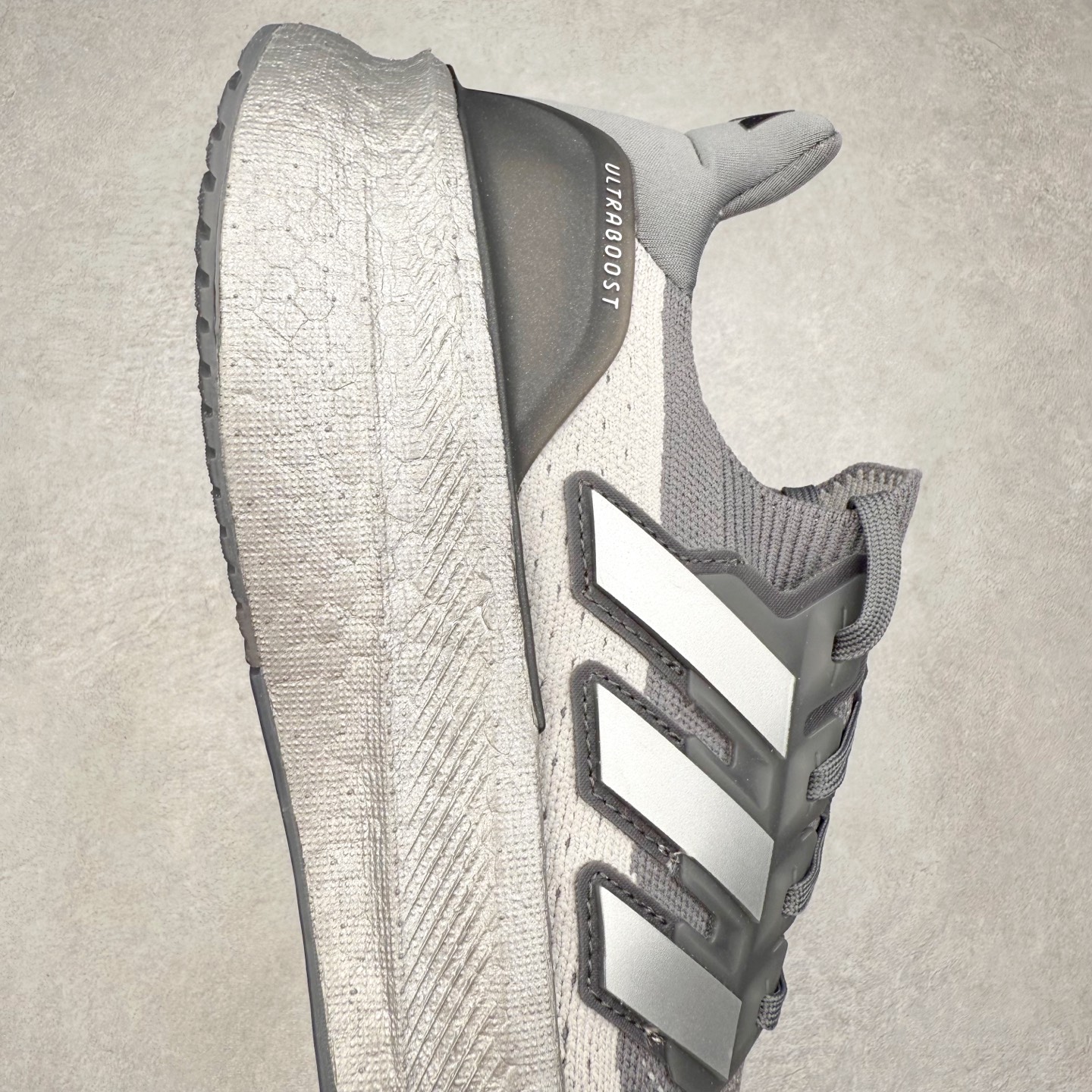 图片[6]-＃纯原 AD Ultra Boost 5X 2025高性能版5X系列UB低帮袜套式针织透气缓震休闲运动慢跑鞋 IF1483 全新Ultraboost 5X官宣，颠覆以往，迎来该系列自2015年首次亮相最大一次革新！从鞋面到中底配置都有新的突破，跟着小编一同探究“阿迪UB有史以来最大升级”！Ultraboost 5X革新中底配置，采用LightBoost V2泡沫，与Ultraboost Light相比，前掌能量反馈增加2%。与此同时“加厚不增重”，中底相较于上一代更轻，让跑者每一次迈步都能得到更柔软、更澎湃的能量反馈。搭配X形“Torsion System”扭转系统，助力跑者从落地到脚趾离地过程的平稳过渡。Ultraboost 5X升级中足锁定性能，革新Mono Primeknit自适应鞋面配置，搭配轻质无笼鞋面结构，更加贴合跑者脚部。大底由Continental™橡胶制成，更耐磨，抓地力更出色。Adidas全新推出ULTRABOOST 5X，专注日常跑步，适用于任何级别的跑者，无距离门槛限制。兼具有氧跑、中短距离慢跑、节奏跑、间歇跑、日常通勤等各种场景，ULTRABOOST 5X都能给你带来优质的跑步体验。尺码：39⅓ 40 40⅔ 41⅓ 42 42⅔ 43⅓ 44 44⅔ 45 46 47⅔ 48-选品中心