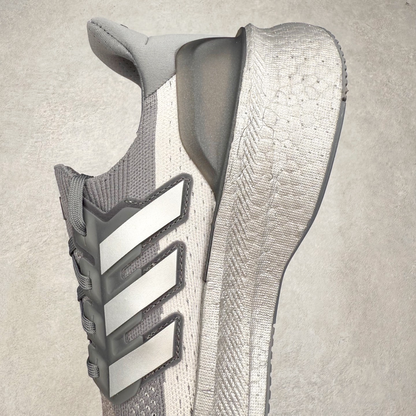 图片[7]-＃纯原 AD Ultra Boost 5X 2025高性能版5X系列UB低帮袜套式针织透气缓震休闲运动慢跑鞋 IF1483 全新Ultraboost 5X官宣，颠覆以往，迎来该系列自2015年首次亮相最大一次革新！从鞋面到中底配置都有新的突破，跟着小编一同探究“阿迪UB有史以来最大升级”！Ultraboost 5X革新中底配置，采用LightBoost V2泡沫，与Ultraboost Light相比，前掌能量反馈增加2%。与此同时“加厚不增重”，中底相较于上一代更轻，让跑者每一次迈步都能得到更柔软、更澎湃的能量反馈。搭配X形“Torsion System”扭转系统，助力跑者从落地到脚趾离地过程的平稳过渡。Ultraboost 5X升级中足锁定性能，革新Mono Primeknit自适应鞋面配置，搭配轻质无笼鞋面结构，更加贴合跑者脚部。大底由Continental™橡胶制成，更耐磨，抓地力更出色。Adidas全新推出ULTRABOOST 5X，专注日常跑步，适用于任何级别的跑者，无距离门槛限制。兼具有氧跑、中短距离慢跑、节奏跑、间歇跑、日常通勤等各种场景，ULTRABOOST 5X都能给你带来优质的跑步体验。尺码：39⅓ 40 40⅔ 41⅓ 42 42⅔ 43⅓ 44 44⅔ 45 46 47⅔ 48-选品中心