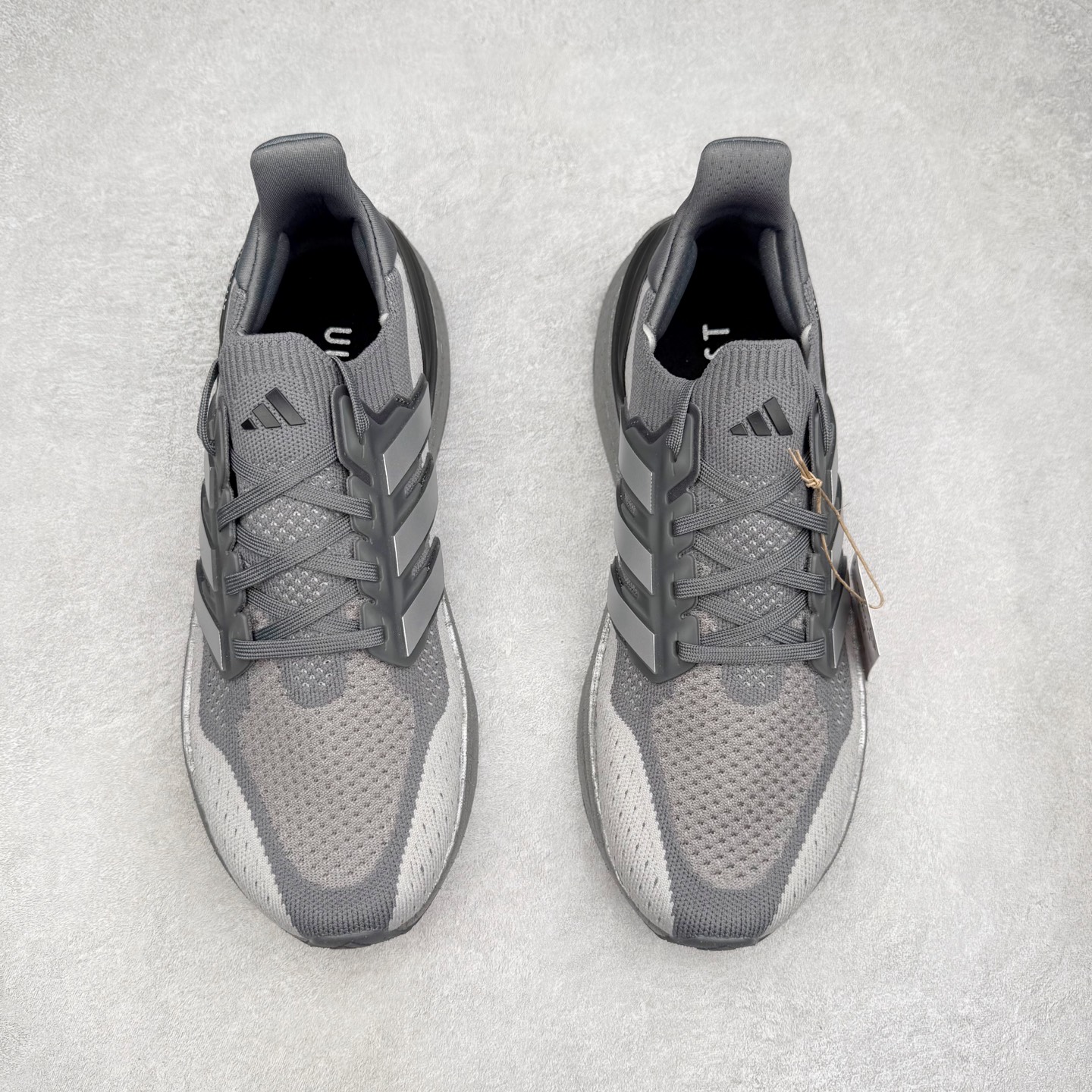 图片[2]-＃纯原 AD Ultra Boost 5X 2025高性能版5X系列UB低帮袜套式针织透气缓震休闲运动慢跑鞋 IF1483 全新Ultraboost 5X官宣，颠覆以往，迎来该系列自2015年首次亮相最大一次革新！从鞋面到中底配置都有新的突破，跟着小编一同探究“阿迪UB有史以来最大升级”！Ultraboost 5X革新中底配置，采用LightBoost V2泡沫，与Ultraboost Light相比，前掌能量反馈增加2%。与此同时“加厚不增重”，中底相较于上一代更轻，让跑者每一次迈步都能得到更柔软、更澎湃的能量反馈。搭配X形“Torsion System”扭转系统，助力跑者从落地到脚趾离地过程的平稳过渡。Ultraboost 5X升级中足锁定性能，革新Mono Primeknit自适应鞋面配置，搭配轻质无笼鞋面结构，更加贴合跑者脚部。大底由Continental™橡胶制成，更耐磨，抓地力更出色。Adidas全新推出ULTRABOOST 5X，专注日常跑步，适用于任何级别的跑者，无距离门槛限制。兼具有氧跑、中短距离慢跑、节奏跑、间歇跑、日常通勤等各种场景，ULTRABOOST 5X都能给你带来优质的跑步体验。尺码：39⅓ 40 40⅔ 41⅓ 42 42⅔ 43⅓ 44 44⅔ 45 46 47⅔ 48-选品中心