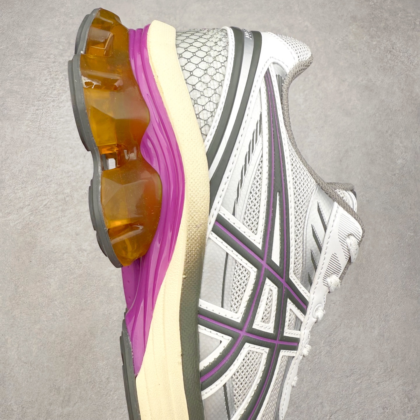 图片[6]-ASICS GEL-KINETIC FLUENT 舒适百搭 合成革耐磨 低帮 休闲跑步鞋 男女同款 ASICS（亚瑟士）是日本实业家鬼冢喜八郎创立的跑鞋运动品牌，名字想法源自著名的拉丁谚语“AnimaSana In Corpore Sano”，意为“健全的精神寓于强健的体魄”。正如其名字的含义，ASICS亚瑟士一直坚信保持身体的健康与活力是打造健康快乐的生活方式的最佳途径。亚瑟士的跑鞋、篮球鞋等系列集专业与美貌于一身，拥有极高的热度。2016年，ASICS在“2016年日本最佳全球品牌”排行榜名列第17名。尺码：36 37 37.5 38 39 39.5 40 40.5 41.5 42 42.5 43.5 44 45-选品中心