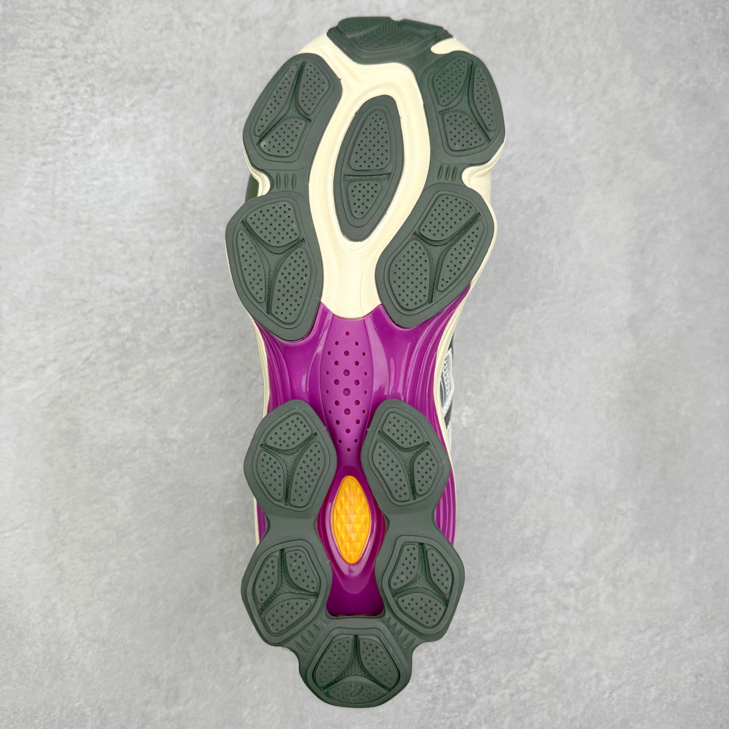 图片[9]-ASICS GEL-KINETIC FLUENT 舒适百搭 合成革耐磨 低帮 休闲跑步鞋 男女同款 ASICS（亚瑟士）是日本实业家鬼冢喜八郎创立的跑鞋运动品牌，名字想法源自著名的拉丁谚语“AnimaSana In Corpore Sano”，意为“健全的精神寓于强健的体魄”。正如其名字的含义，ASICS亚瑟士一直坚信保持身体的健康与活力是打造健康快乐的生活方式的最佳途径。亚瑟士的跑鞋、篮球鞋等系列集专业与美貌于一身，拥有极高的热度。2016年，ASICS在“2016年日本最佳全球品牌”排行榜名列第17名。尺码：36 37 37.5 38 39 39.5 40 40.5 41.5 42 42.5 43.5 44 45-选品中心