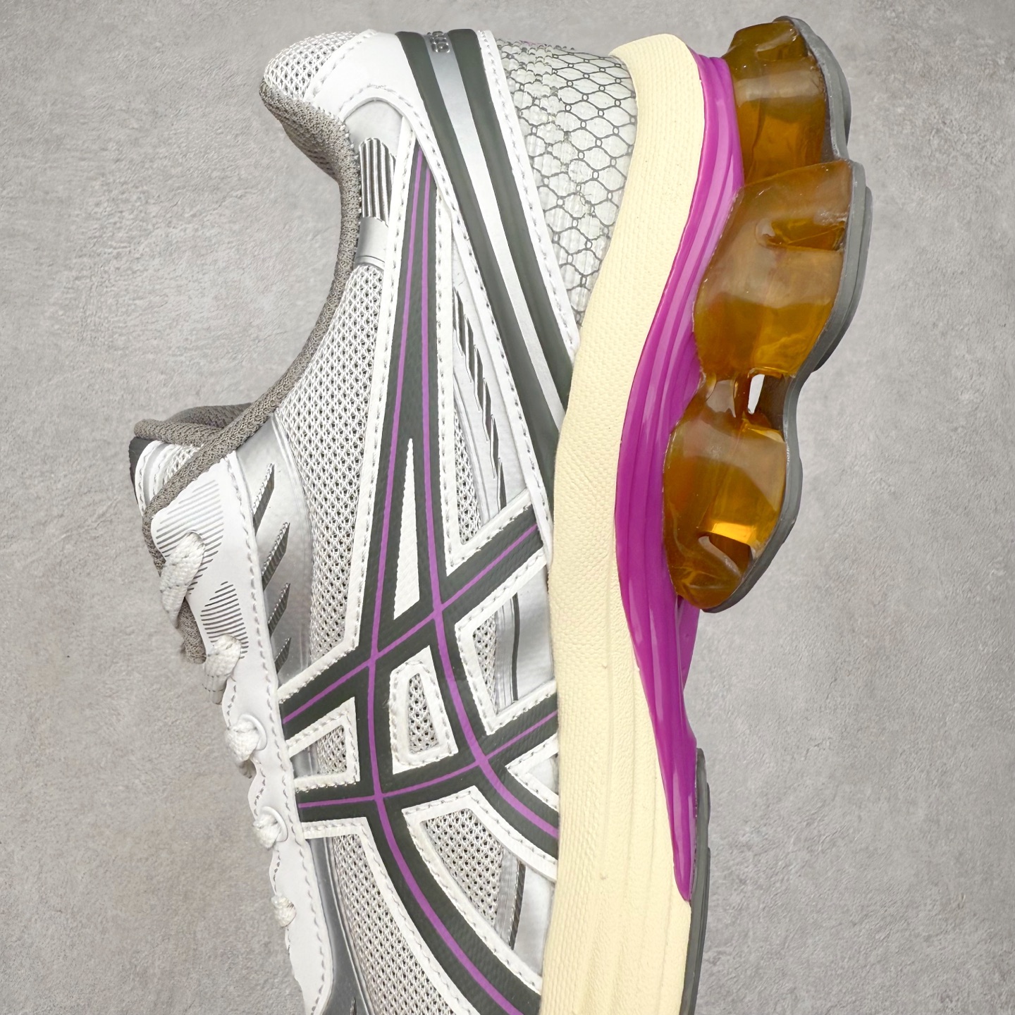 图片[7]-ASICS GEL-KINETIC FLUENT 舒适百搭 合成革耐磨 低帮 休闲跑步鞋 男女同款 ASICS（亚瑟士）是日本实业家鬼冢喜八郎创立的跑鞋运动品牌，名字想法源自著名的拉丁谚语“AnimaSana In Corpore Sano”，意为“健全的精神寓于强健的体魄”。正如其名字的含义，ASICS亚瑟士一直坚信保持身体的健康与活力是打造健康快乐的生活方式的最佳途径。亚瑟士的跑鞋、篮球鞋等系列集专业与美貌于一身，拥有极高的热度。2016年，ASICS在“2016年日本最佳全球品牌”排行榜名列第17名。尺码：36 37 37.5 38 39 39.5 40 40.5 41.5 42 42.5 43.5 44 45-选品中心