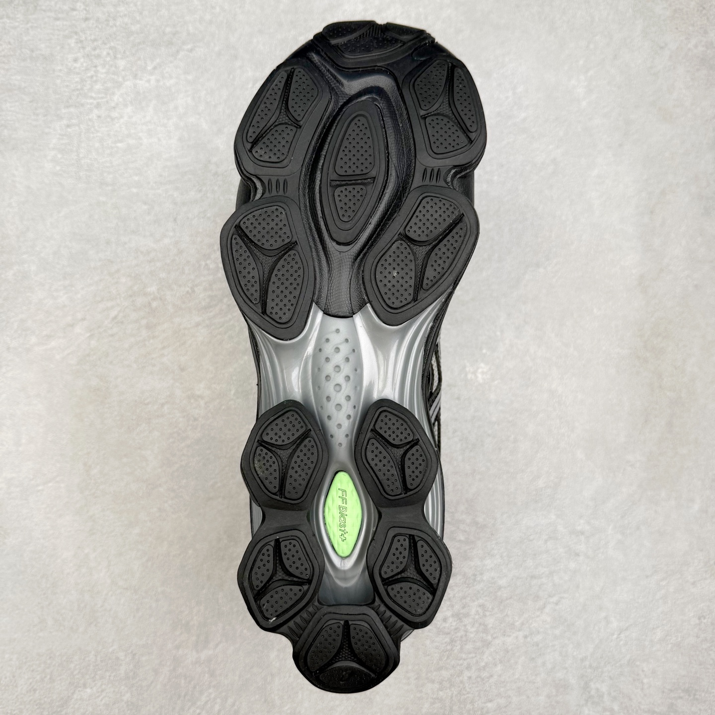 图片[9]-ASICS GEL-KINETIC FLUENT 舒适百搭 合成革耐磨 低帮 休闲跑步鞋 男女同款 ASICS（亚瑟士）是日本实业家鬼冢喜八郎创立的跑鞋运动品牌，名字想法源自著名的拉丁谚语“AnimaSana In Corpore Sano”，意为“健全的精神寓于强健的体魄”。正如其名字的含义，ASICS亚瑟士一直坚信保持身体的健康与活力是打造健康快乐的生活方式的最佳途径。亚瑟士的跑鞋、篮球鞋等系列集专业与美貌于一身，拥有极高的热度。2016年，ASICS在“2016年日本最佳全球品牌”排行榜名列第17名。尺码：36 37 37.5 38 39 39.5 40 40.5 41.5 42 42.5 43.5 44 45-选品中心