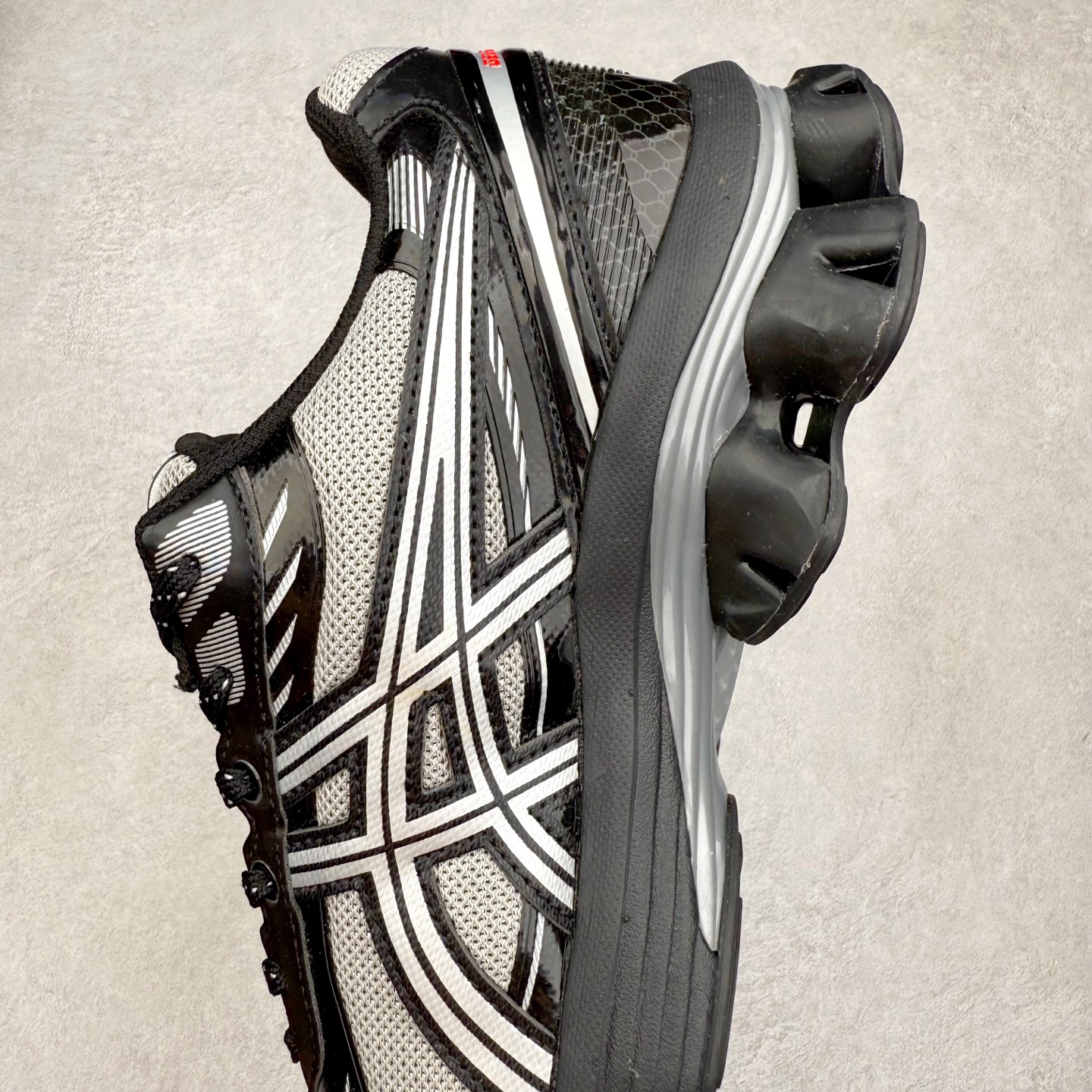 图片[7]-ASICS GEL-KINETIC FLUENT 舒适百搭 合成革耐磨 低帮 休闲跑步鞋 男女同款 ASICS（亚瑟士）是日本实业家鬼冢喜八郎创立的跑鞋运动品牌，名字想法源自著名的拉丁谚语“AnimaSana In Corpore Sano”，意为“健全的精神寓于强健的体魄”。正如其名字的含义，ASICS亚瑟士一直坚信保持身体的健康与活力是打造健康快乐的生活方式的最佳途径。亚瑟士的跑鞋、篮球鞋等系列集专业与美貌于一身，拥有极高的热度。2016年，ASICS在“2016年日本最佳全球品牌”排行榜名列第17名。尺码：36 37 37.5 38 39 39.5 40 40.5 41.5 42 42.5 43.5 44 45-选品中心