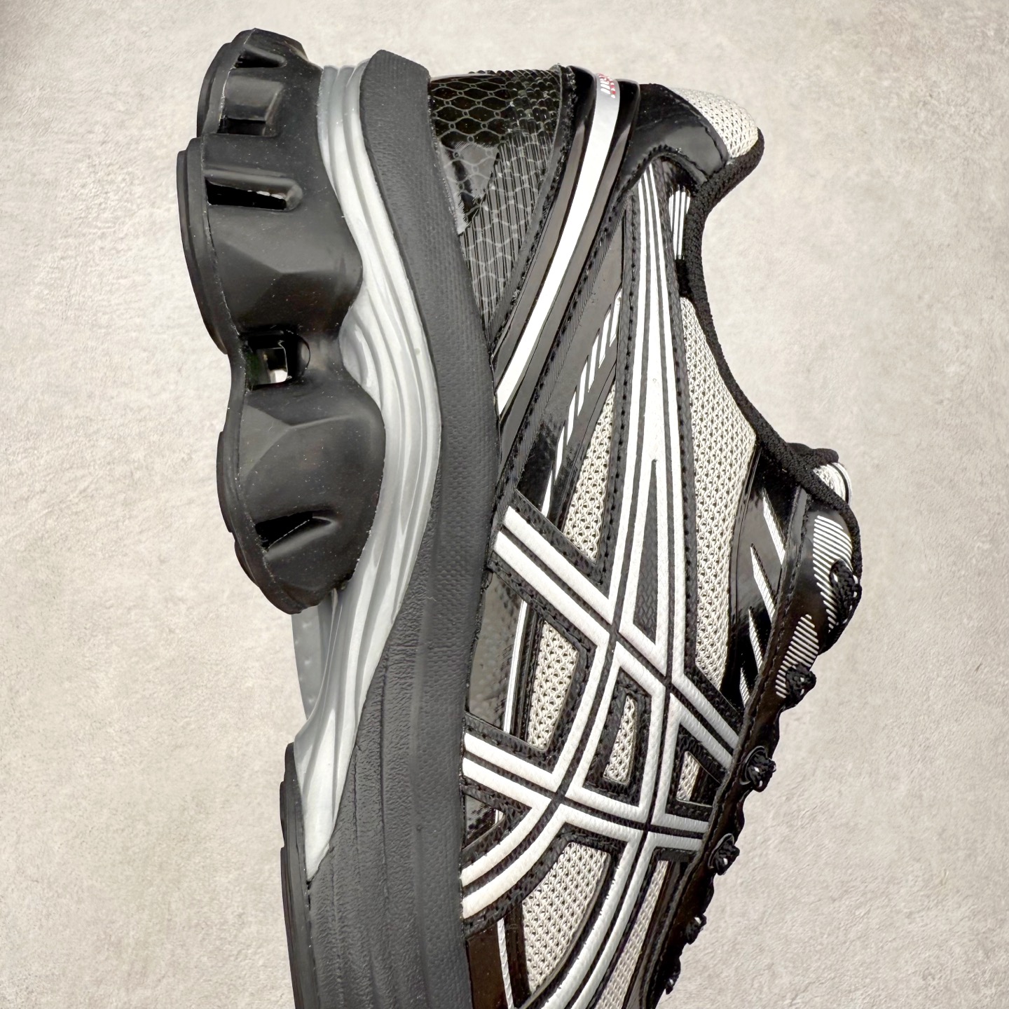 图片[6]-ASICS GEL-KINETIC FLUENT 舒适百搭 合成革耐磨 低帮 休闲跑步鞋 男女同款 ASICS（亚瑟士）是日本实业家鬼冢喜八郎创立的跑鞋运动品牌，名字想法源自著名的拉丁谚语“AnimaSana In Corpore Sano”，意为“健全的精神寓于强健的体魄”。正如其名字的含义，ASICS亚瑟士一直坚信保持身体的健康与活力是打造健康快乐的生活方式的最佳途径。亚瑟士的跑鞋、篮球鞋等系列集专业与美貌于一身，拥有极高的热度。2016年，ASICS在“2016年日本最佳全球品牌”排行榜名列第17名。尺码：36 37 37.5 38 39 39.5 40 40.5 41.5 42 42.5 43.5 44 45-选品中心