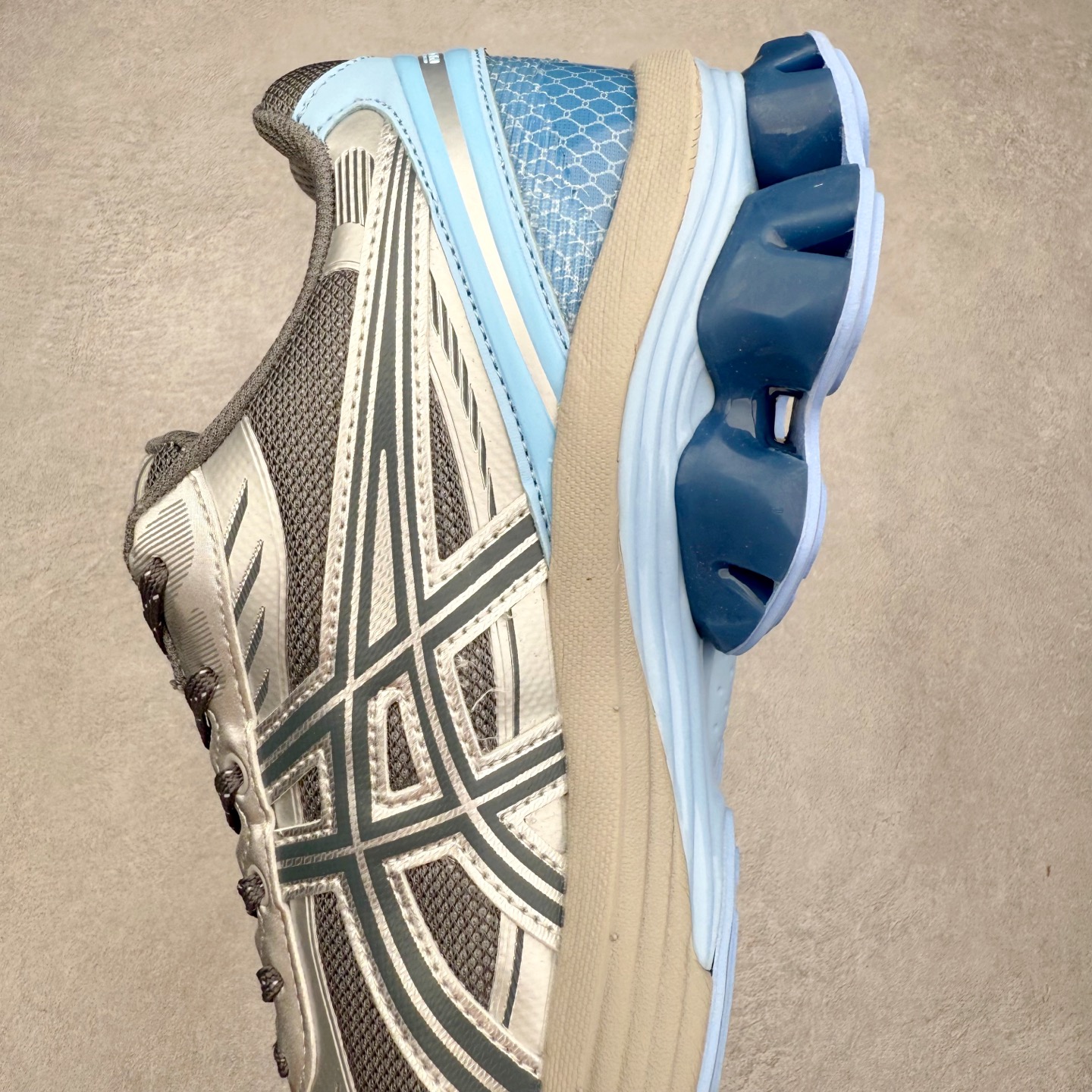 图片[7]-ASICS GEL-KINETIC FLUENT 舒适百搭 合成革耐磨 低帮 休闲跑步鞋 男女同款 ASICS（亚瑟士）是日本实业家鬼冢喜八郎创立的跑鞋运动品牌，名字想法源自著名的拉丁谚语“AnimaSana In Corpore Sano”，意为“健全的精神寓于强健的体魄”。正如其名字的含义，ASICS亚瑟士一直坚信保持身体的健康与活力是打造健康快乐的生活方式的最佳途径。亚瑟士的跑鞋、篮球鞋等系列集专业与美貌于一身，拥有极高的热度。2016年，ASICS在“2016年日本最佳全球品牌”排行榜名列第17名。尺码：36 37 37.5 38 39 39.5 40 40.5 41.5 42 42.5 43.5 44 45-选品中心