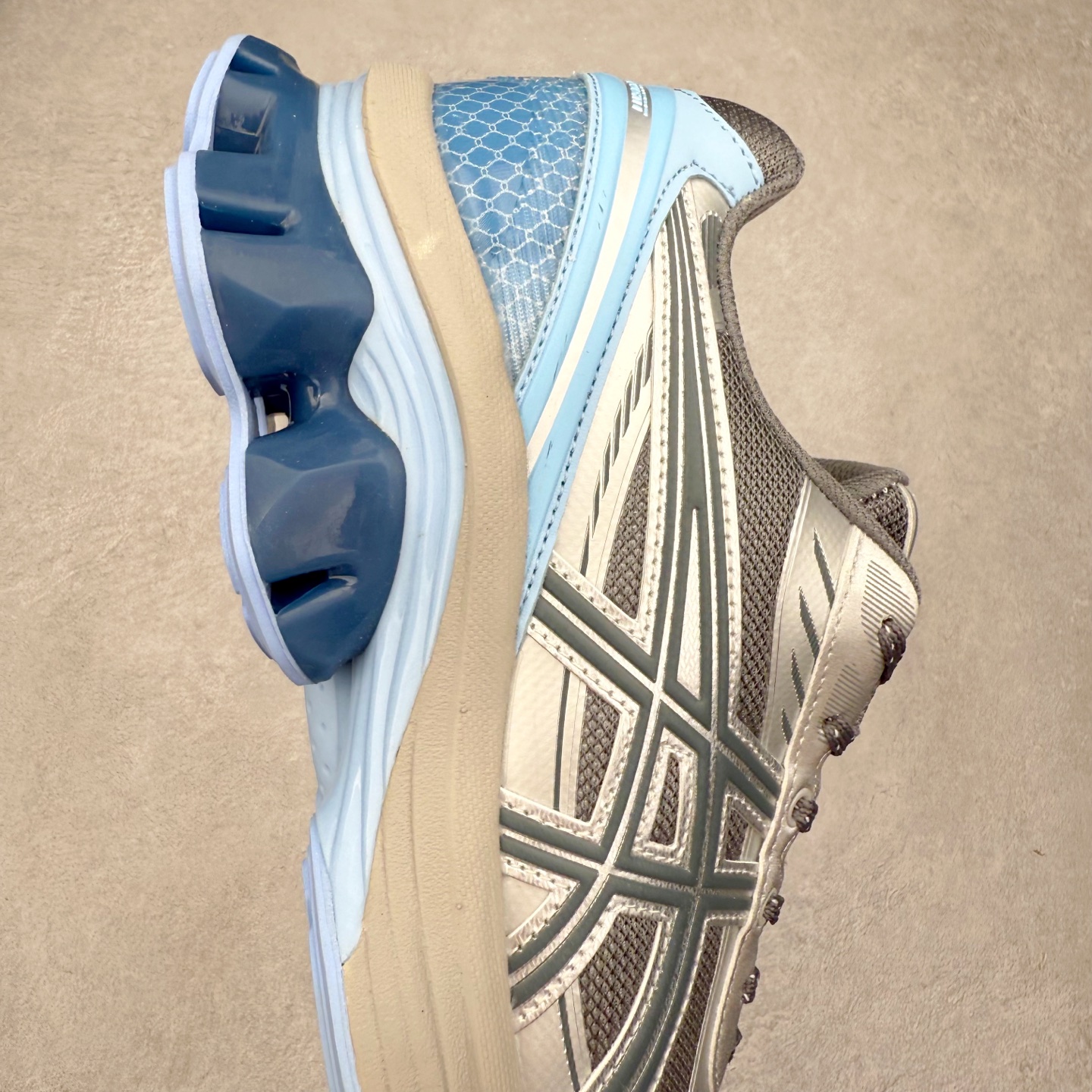 图片[6]-ASICS GEL-KINETIC FLUENT 舒适百搭 合成革耐磨 低帮 休闲跑步鞋 男女同款 ASICS（亚瑟士）是日本实业家鬼冢喜八郎创立的跑鞋运动品牌，名字想法源自著名的拉丁谚语“AnimaSana In Corpore Sano”，意为“健全的精神寓于强健的体魄”。正如其名字的含义，ASICS亚瑟士一直坚信保持身体的健康与活力是打造健康快乐的生活方式的最佳途径。亚瑟士的跑鞋、篮球鞋等系列集专业与美貌于一身，拥有极高的热度。2016年，ASICS在“2016年日本最佳全球品牌”排行榜名列第17名。尺码：36 37 37.5 38 39 39.5 40 40.5 41.5 42 42.5 43.5 44 45-选品中心