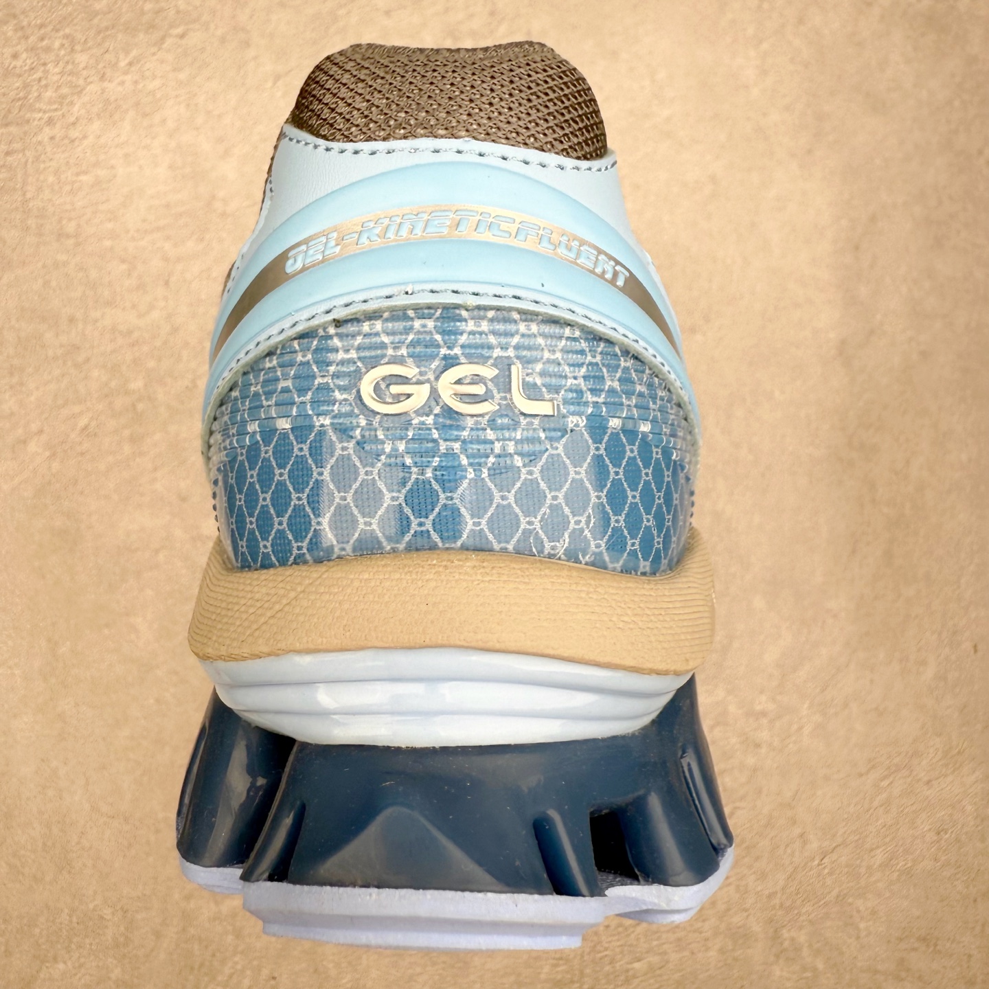 图片[8]-ASICS GEL-KINETIC FLUENT 舒适百搭 合成革耐磨 低帮 休闲跑步鞋 男女同款 ASICS（亚瑟士）是日本实业家鬼冢喜八郎创立的跑鞋运动品牌，名字想法源自著名的拉丁谚语“AnimaSana In Corpore Sano”，意为“健全的精神寓于强健的体魄”。正如其名字的含义，ASICS亚瑟士一直坚信保持身体的健康与活力是打造健康快乐的生活方式的最佳途径。亚瑟士的跑鞋、篮球鞋等系列集专业与美貌于一身，拥有极高的热度。2016年，ASICS在“2016年日本最佳全球品牌”排行榜名列第17名。尺码：36 37 37.5 38 39 39.5 40 40.5 41.5 42 42.5 43.5 44 45-选品中心