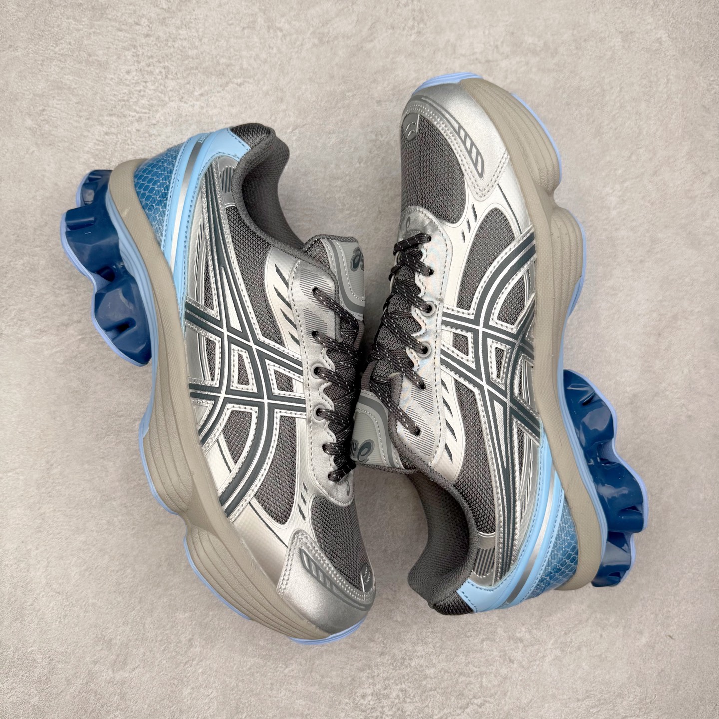 图片[3]-ASICS GEL-KINETIC FLUENT 舒适百搭 合成革耐磨 低帮 休闲跑步鞋 男女同款 ASICS（亚瑟士）是日本实业家鬼冢喜八郎创立的跑鞋运动品牌，名字想法源自著名的拉丁谚语“AnimaSana In Corpore Sano”，意为“健全的精神寓于强健的体魄”。正如其名字的含义，ASICS亚瑟士一直坚信保持身体的健康与活力是打造健康快乐的生活方式的最佳途径。亚瑟士的跑鞋、篮球鞋等系列集专业与美貌于一身，拥有极高的热度。2016年，ASICS在“2016年日本最佳全球品牌”排行榜名列第17名。尺码：36 37 37.5 38 39 39.5 40 40.5 41.5 42 42.5 43.5 44 45-选品中心