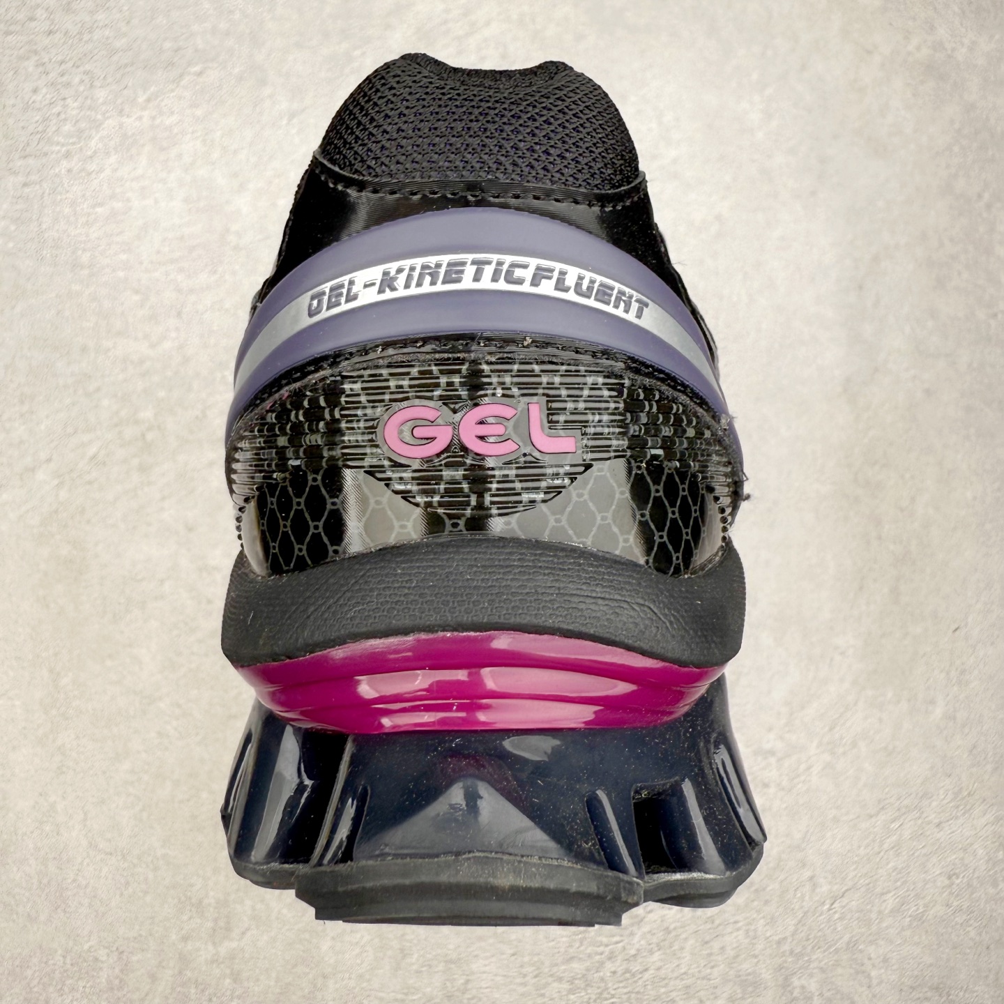 图片[8]-ASICS GEL-KINETIC FLUENT 舒适百搭 合成革耐磨 低帮 休闲跑步鞋 男女同款 ASICS（亚瑟士）是日本实业家鬼冢喜八郎创立的跑鞋运动品牌，名字想法源自著名的拉丁谚语“AnimaSana In Corpore Sano”，意为“健全的精神寓于强健的体魄”。正如其名字的含义，ASICS亚瑟士一直坚信保持身体的健康与活力是打造健康快乐的生活方式的最佳途径。亚瑟士的跑鞋、篮球鞋等系列集专业与美貌于一身，拥有极高的热度。2016年，ASICS在“2016年日本最佳全球品牌”排行榜名列第17名。尺码：36 37 37.5 38 39 39.5 40 40.5 41.5 42 42.5 43.5 44 45-选品中心