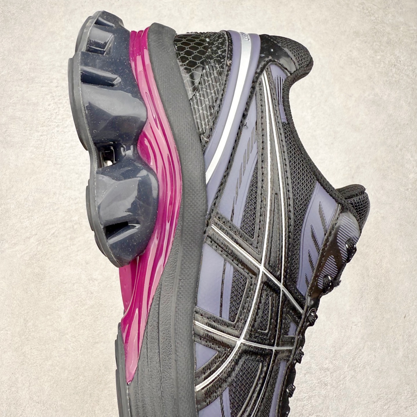 图片[6]-ASICS GEL-KINETIC FLUENT 舒适百搭 合成革耐磨 低帮 休闲跑步鞋 男女同款 ASICS（亚瑟士）是日本实业家鬼冢喜八郎创立的跑鞋运动品牌，名字想法源自著名的拉丁谚语“AnimaSana In Corpore Sano”，意为“健全的精神寓于强健的体魄”。正如其名字的含义，ASICS亚瑟士一直坚信保持身体的健康与活力是打造健康快乐的生活方式的最佳途径。亚瑟士的跑鞋、篮球鞋等系列集专业与美貌于一身，拥有极高的热度。2016年，ASICS在“2016年日本最佳全球品牌”排行榜名列第17名。尺码：36 37 37.5 38 39 39.5 40 40.5 41.5 42 42.5 43.5 44 45-选品中心