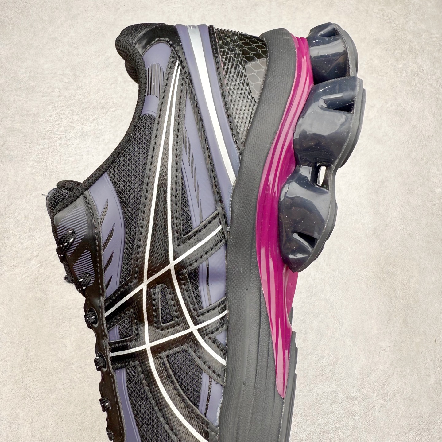 图片[7]-ASICS GEL-KINETIC FLUENT 舒适百搭 合成革耐磨 低帮 休闲跑步鞋 男女同款 ASICS（亚瑟士）是日本实业家鬼冢喜八郎创立的跑鞋运动品牌，名字想法源自著名的拉丁谚语“AnimaSana In Corpore Sano”，意为“健全的精神寓于强健的体魄”。正如其名字的含义，ASICS亚瑟士一直坚信保持身体的健康与活力是打造健康快乐的生活方式的最佳途径。亚瑟士的跑鞋、篮球鞋等系列集专业与美貌于一身，拥有极高的热度。2016年，ASICS在“2016年日本最佳全球品牌”排行榜名列第17名。尺码：36 37 37.5 38 39 39.5 40 40.5 41.5 42 42.5 43.5 44 45-选品中心