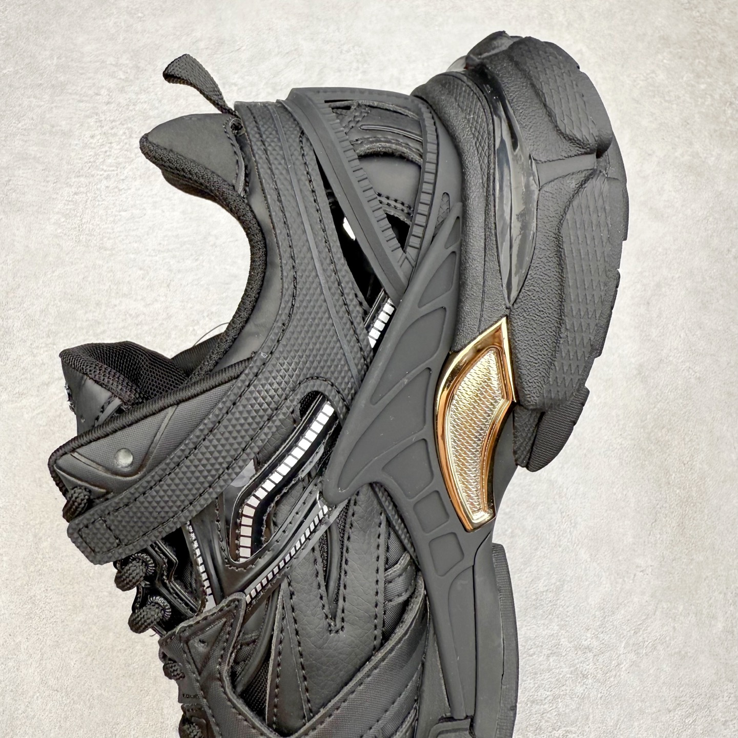 图片[7]-＃福利特价 BALENCIAGA Track 2 Sneakers 巴黎世家 轨道镂空二代 纯黑 全新版面采用176块独立部件拼接而成 #全部原档案原楦数据开发 #1：1比例克重 原装全掌升级乳胶鞋垫设计 #市面最为正确东莞代工原底 尺码：35 36 37 38 39 40 41 42 43 44 45-选品中心