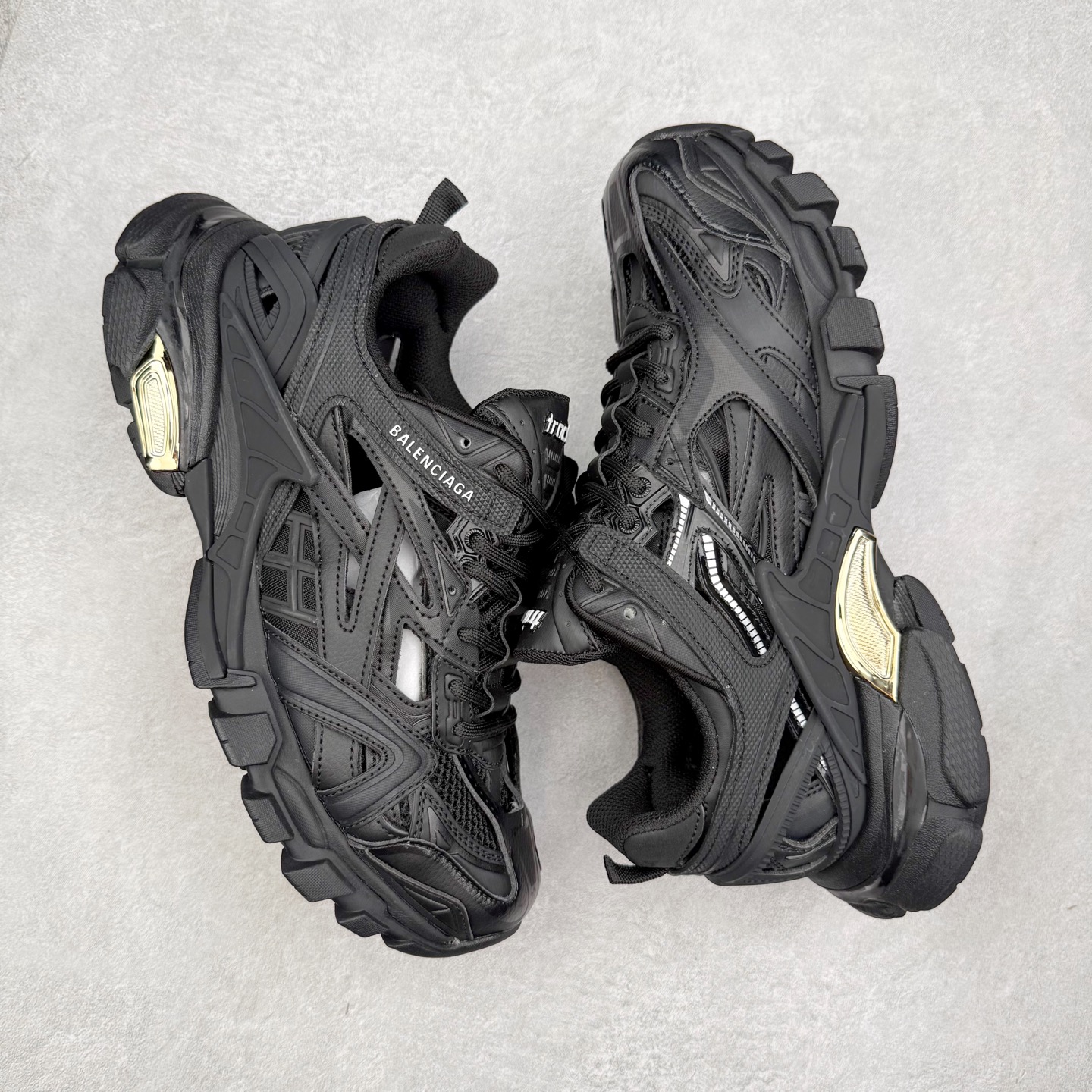 图片[3]-＃福利特价 BALENCIAGA Track 2 Sneakers 巴黎世家 轨道镂空二代 纯黑 全新版面采用176块独立部件拼接而成 #全部原档案原楦数据开发 #1：1比例克重 原装全掌升级乳胶鞋垫设计 #市面最为正确东莞代工原底 尺码：35 36 37 38 39 40 41 42 43 44 45-选品中心