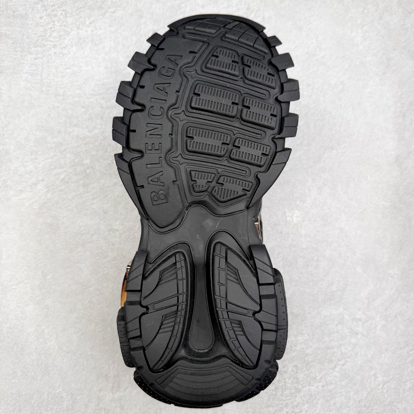 图片[9]-＃福利特价 BALENCIAGA Track 2 Sneakers 巴黎世家 轨道镂空二代 纯黑 全新版面采用176块独立部件拼接而成 #全部原档案原楦数据开发 #1：1比例克重 原装全掌升级乳胶鞋垫设计 #市面最为正确东莞代工原底 尺码：35 36 37 38 39 40 41 42 43 44 45-选品中心