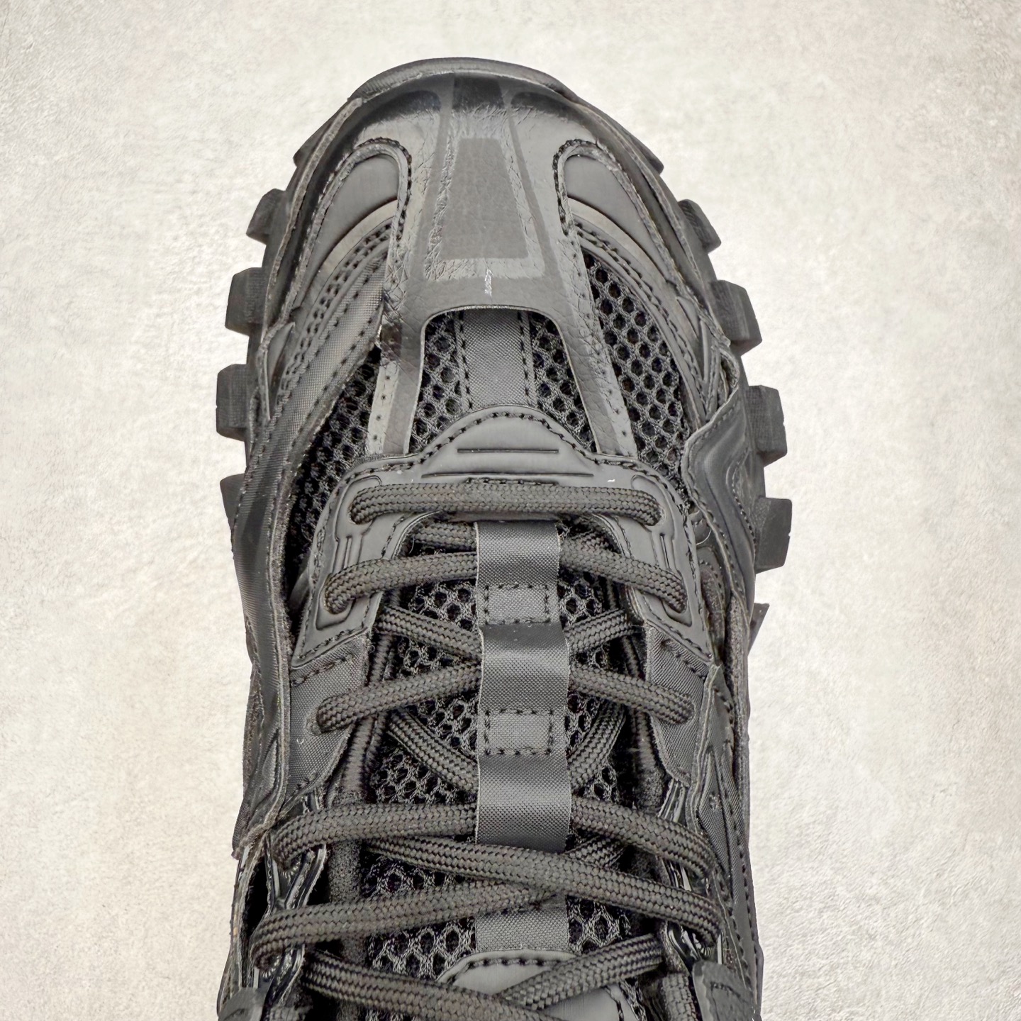 图片[4]-＃福利特价 BALENCIAGA Track 2 Sneakers 巴黎世家 轨道镂空二代 纯黑 全新版面采用176块独立部件拼接而成 #全部原档案原楦数据开发 #1：1比例克重 原装全掌升级乳胶鞋垫设计 #市面最为正确东莞代工原底 尺码：35 36 37 38 39 40 41 42 43 44 45-选品中心