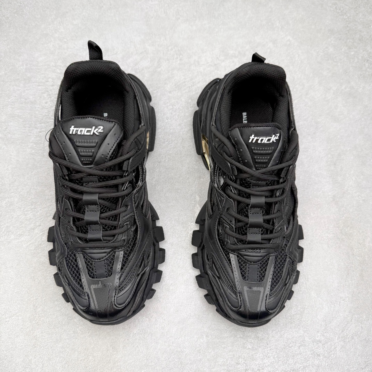 图片[2]-＃福利特价 BALENCIAGA Track 2 Sneakers 巴黎世家 轨道镂空二代 纯黑 全新版面采用176块独立部件拼接而成 #全部原档案原楦数据开发 #1：1比例克重 原装全掌升级乳胶鞋垫设计 #市面最为正确东莞代工原底 尺码：35 36 37 38 39 40 41 42 43 44 45-选品中心