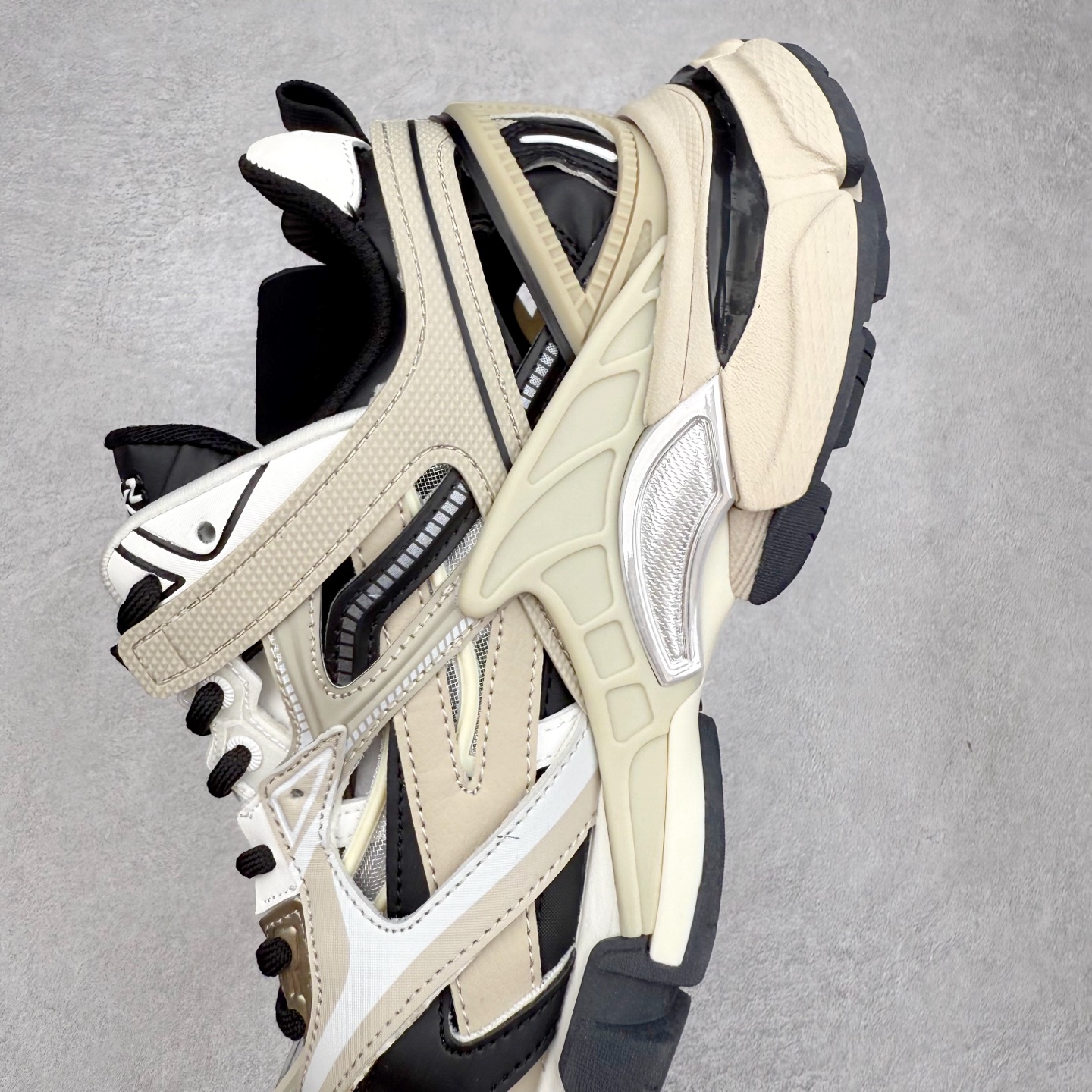 图片[7]-＃福利特价 BALENCIAGA Track 2 Sneakers 巴黎世家 轨道镂空二代 纯黑 全新版面采用176块独立部件拼接而成 #全部原档案原楦数据开发 #1：1比例克重 原装全掌升级乳胶鞋垫设计 #市面最为正确东莞代工原底 尺码：35 36 37 38 39 40 41 42 43 44 45-选品中心