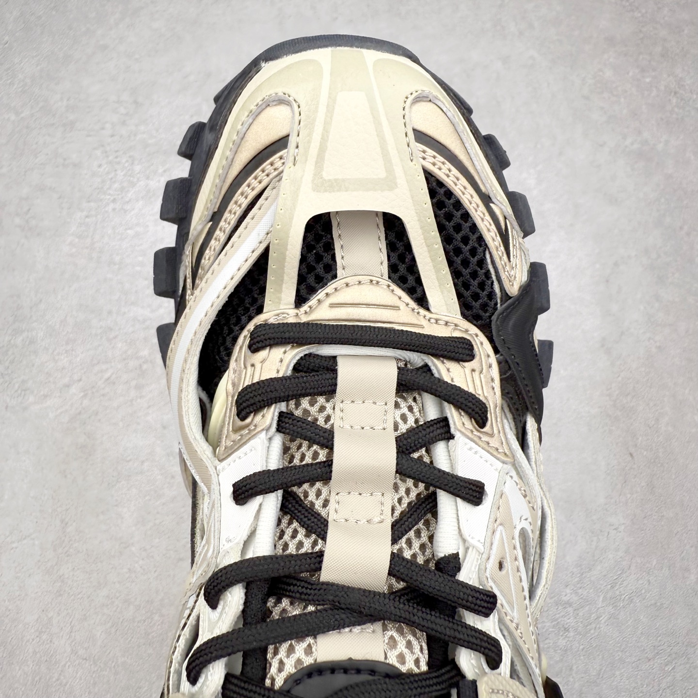 图片[4]-＃福利特价 BALENCIAGA Track 2 Sneakers 巴黎世家 轨道镂空二代 纯黑 全新版面采用176块独立部件拼接而成 #全部原档案原楦数据开发 #1：1比例克重 原装全掌升级乳胶鞋垫设计 #市面最为正确东莞代工原底 尺码：35 36 37 38 39 40 41 42 43 44 45-选品中心