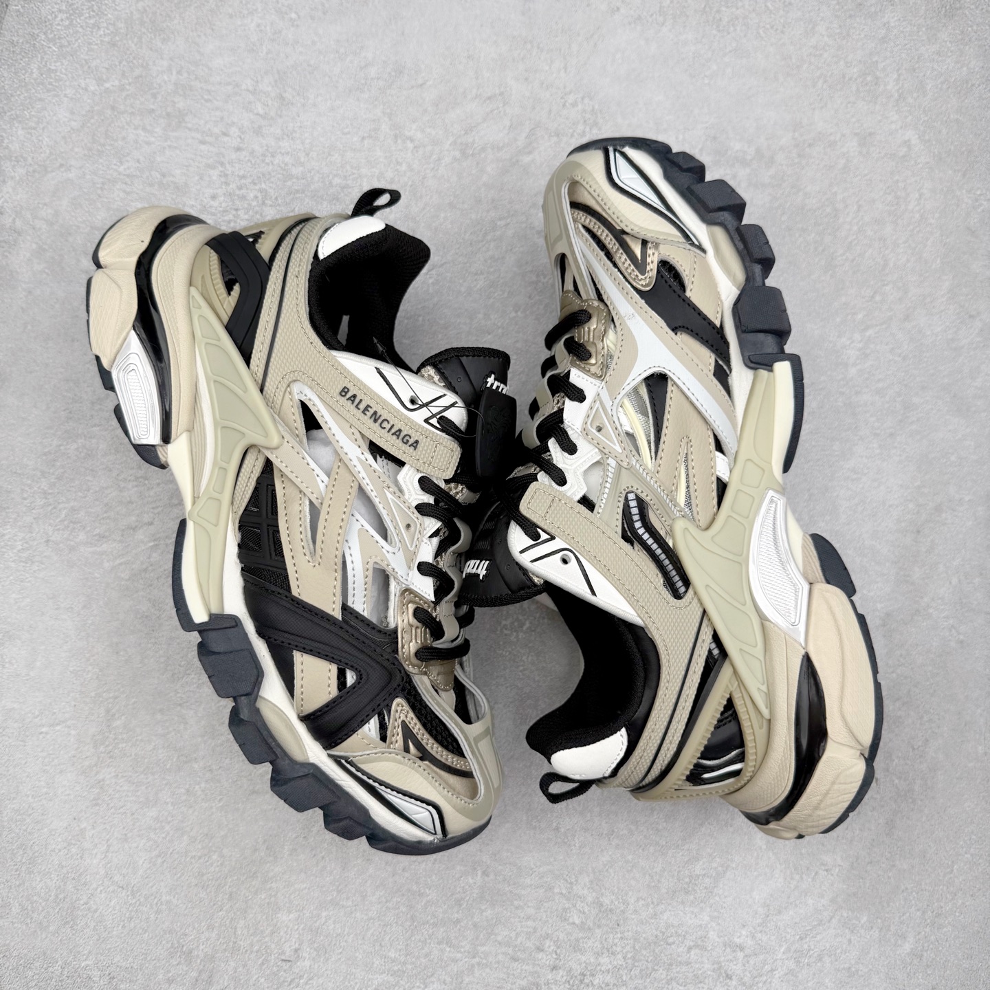 图片[3]-＃福利特价 BALENCIAGA Track 2 Sneakers 巴黎世家 轨道镂空二代 纯黑 全新版面采用176块独立部件拼接而成 #全部原档案原楦数据开发 #1：1比例克重 原装全掌升级乳胶鞋垫设计 #市面最为正确东莞代工原底 尺码：35 36 37 38 39 40 41 42 43 44 45-选品中心