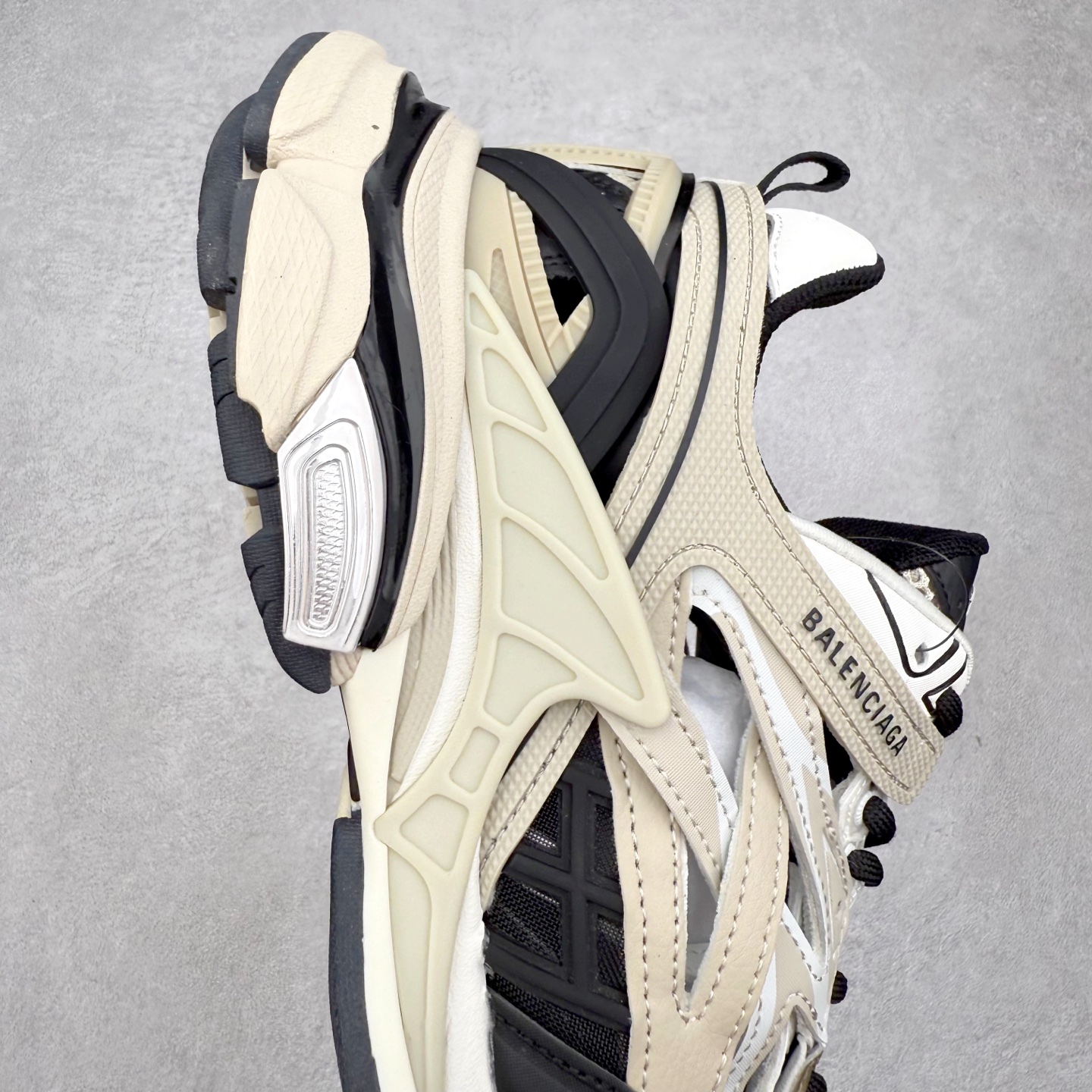 图片[6]-＃福利特价 BALENCIAGA Track 2 Sneakers 巴黎世家 轨道镂空二代 纯黑 全新版面采用176块独立部件拼接而成 #全部原档案原楦数据开发 #1：1比例克重 原装全掌升级乳胶鞋垫设计 #市面最为正确东莞代工原底 尺码：35 36 37 38 39 40 41 42 43 44 45-选品中心