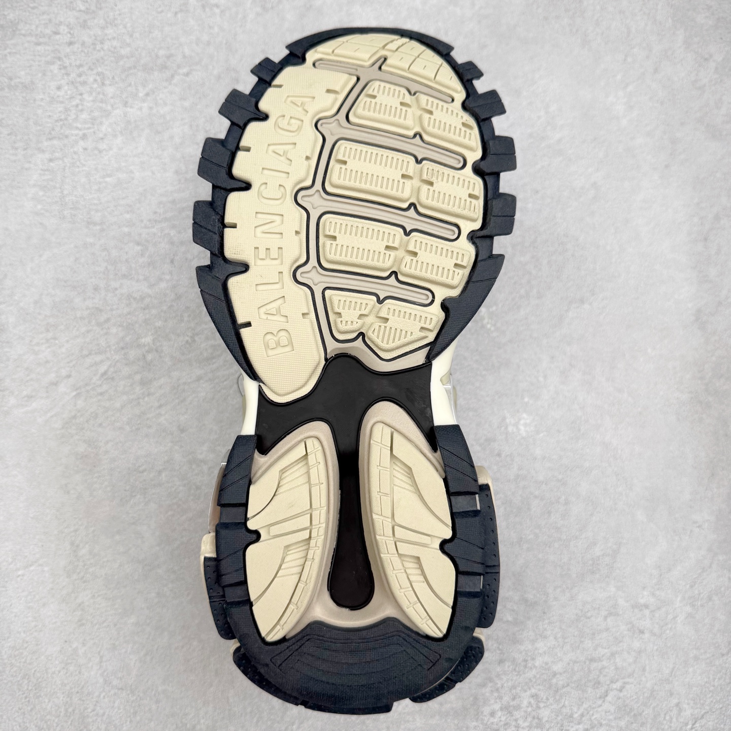 图片[9]-＃福利特价 BALENCIAGA Track 2 Sneakers 巴黎世家 轨道镂空二代 纯黑 全新版面采用176块独立部件拼接而成 #全部原档案原楦数据开发 #1：1比例克重 原装全掌升级乳胶鞋垫设计 #市面最为正确东莞代工原底 尺码：35 36 37 38 39 40 41 42 43 44 45-选品中心