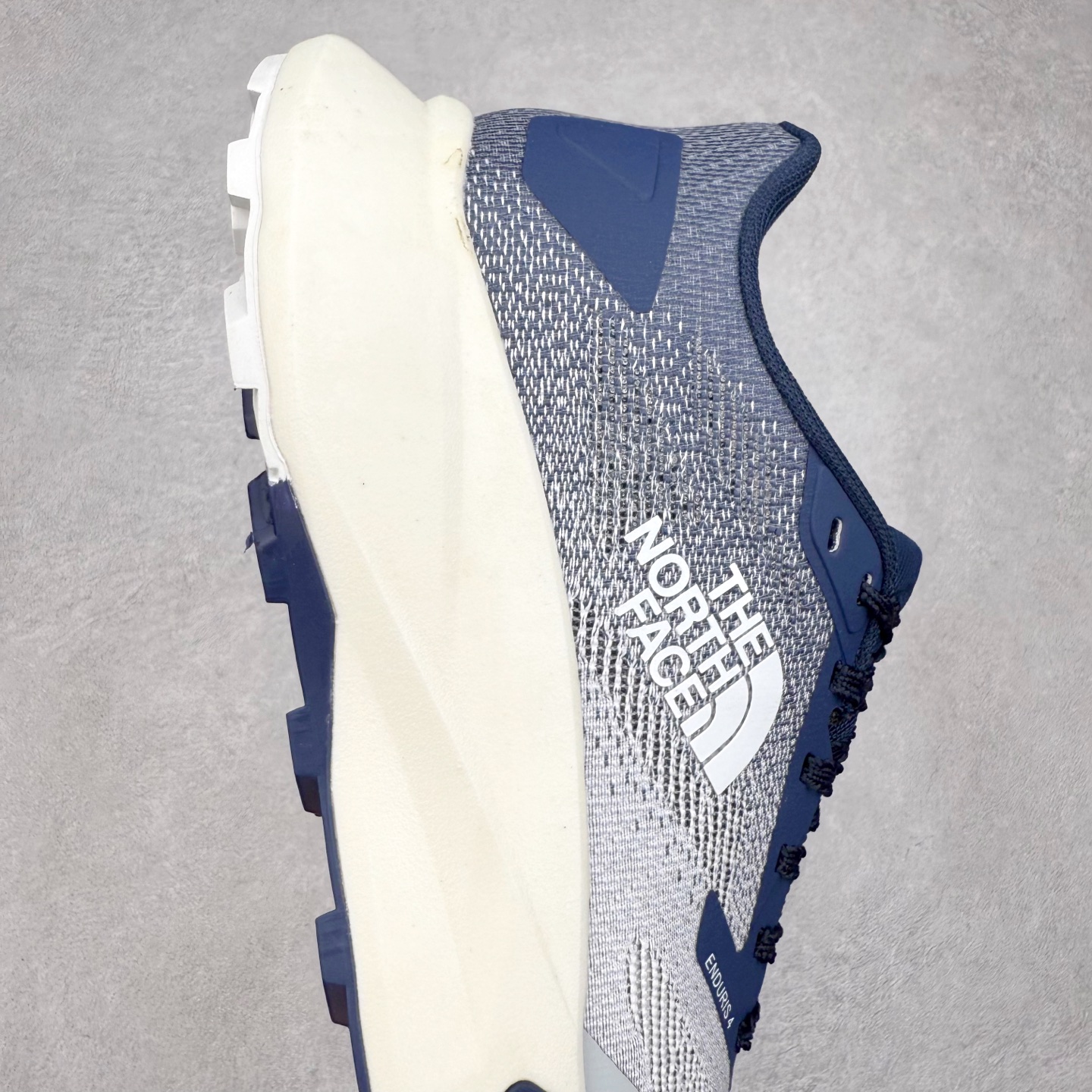 图片[6]-THE NORTH FACE Vectiv Enduris 4 北面舒适柔软透气轻便 越野跑步鞋 North Face于1966年成立，一直致力于为户外运动员的每一次严酷探索提供专业装备。作为全球户外运动领导品牌，The NorthFace以经过专业运动员测试、适应各类户外需求的产品助力探索者不断超越自我，激发人类潜能。The North Face象征着众多山脉中更冷、更值得挑战的北坡。品牌标志则来自Half Dome，一座位于美国加州Yosemite NationalPark（优胜美地国家公园）里的山峰，中文名字取为「北面」，象征着不畏惧的户外探索精神。1997年，The North Face采用全新的宣传标语「Never Stop Exploring探索永不停止」，体现品牌的探索精神，成为品牌的座右铭。实拍调校N版已经零色差零失真 百分百还原实物色彩所见即所得 不存在货不对板色差等低级问题 选购参考实物拍摄 不混卖不参货 只用心做好货严格选品 承诺混一赔十 尺码：36 36.5 37.5 38 38.5 39 40 40.5 41 42 42.5 43 44 44.5 45-选品中心