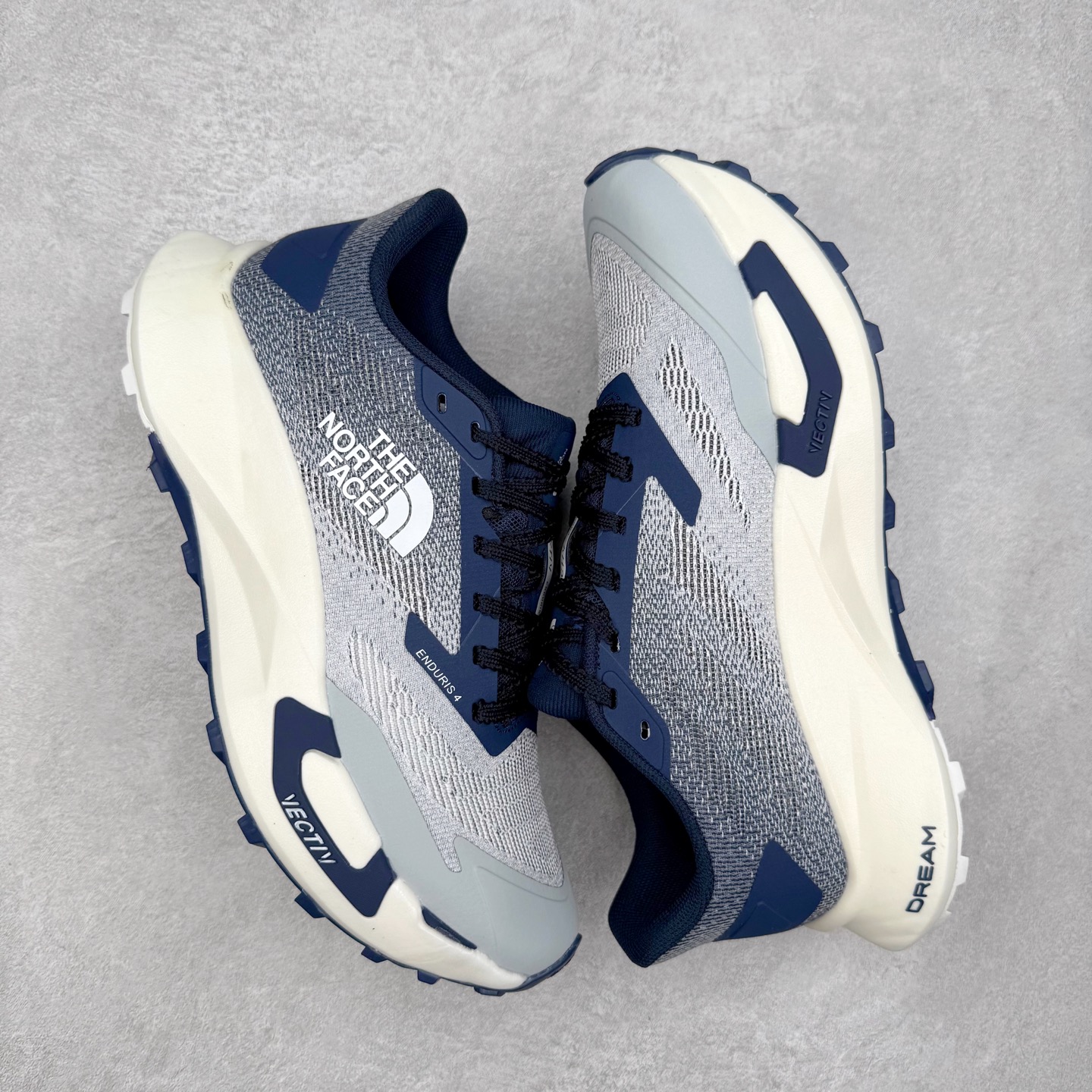 图片[3]-THE NORTH FACE Vectiv Enduris 4 北面舒适柔软透气轻便 越野跑步鞋 North Face于1966年成立，一直致力于为户外运动员的每一次严酷探索提供专业装备。作为全球户外运动领导品牌，The NorthFace以经过专业运动员测试、适应各类户外需求的产品助力探索者不断超越自我，激发人类潜能。The North Face象征着众多山脉中更冷、更值得挑战的北坡。品牌标志则来自Half Dome，一座位于美国加州Yosemite NationalPark（优胜美地国家公园）里的山峰，中文名字取为「北面」，象征着不畏惧的户外探索精神。1997年，The North Face采用全新的宣传标语「Never Stop Exploring探索永不停止」，体现品牌的探索精神，成为品牌的座右铭。实拍调校N版已经零色差零失真 百分百还原实物色彩所见即所得 不存在货不对板色差等低级问题 选购参考实物拍摄 不混卖不参货 只用心做好货严格选品 承诺混一赔十 尺码：36 36.5 37.5 38 38.5 39 40 40.5 41 42 42.5 43 44 44.5 45-选品中心